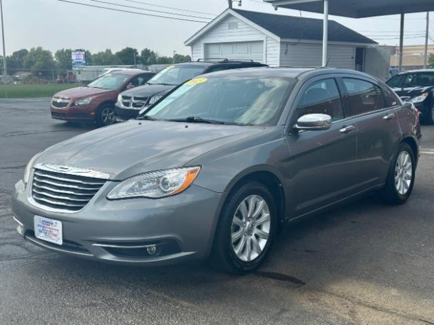 2013 Tungsten Metallic Chrysler 200 Limited (1C3CCBCG3DN) with an 3.6L V6 DOHC 24V FFV engine, 6-Speed Automatic transmission, located at 1230 East Main St, Xenia, OH, 45385, (937) 908-9800, 39.687321, -83.910294 - Photo#2