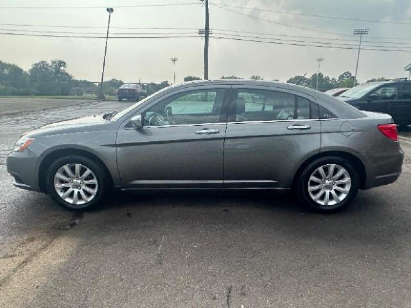 2013 Tungsten Metallic Chrysler 200 Limited (1C3CCBCG3DN) with an 3.6L V6 DOHC 24V FFV engine, 6-Speed Automatic transmission, located at 1230 East Main St, Xenia, OH, 45385, (937) 908-9800, 39.687321, -83.910294 - Photo#3