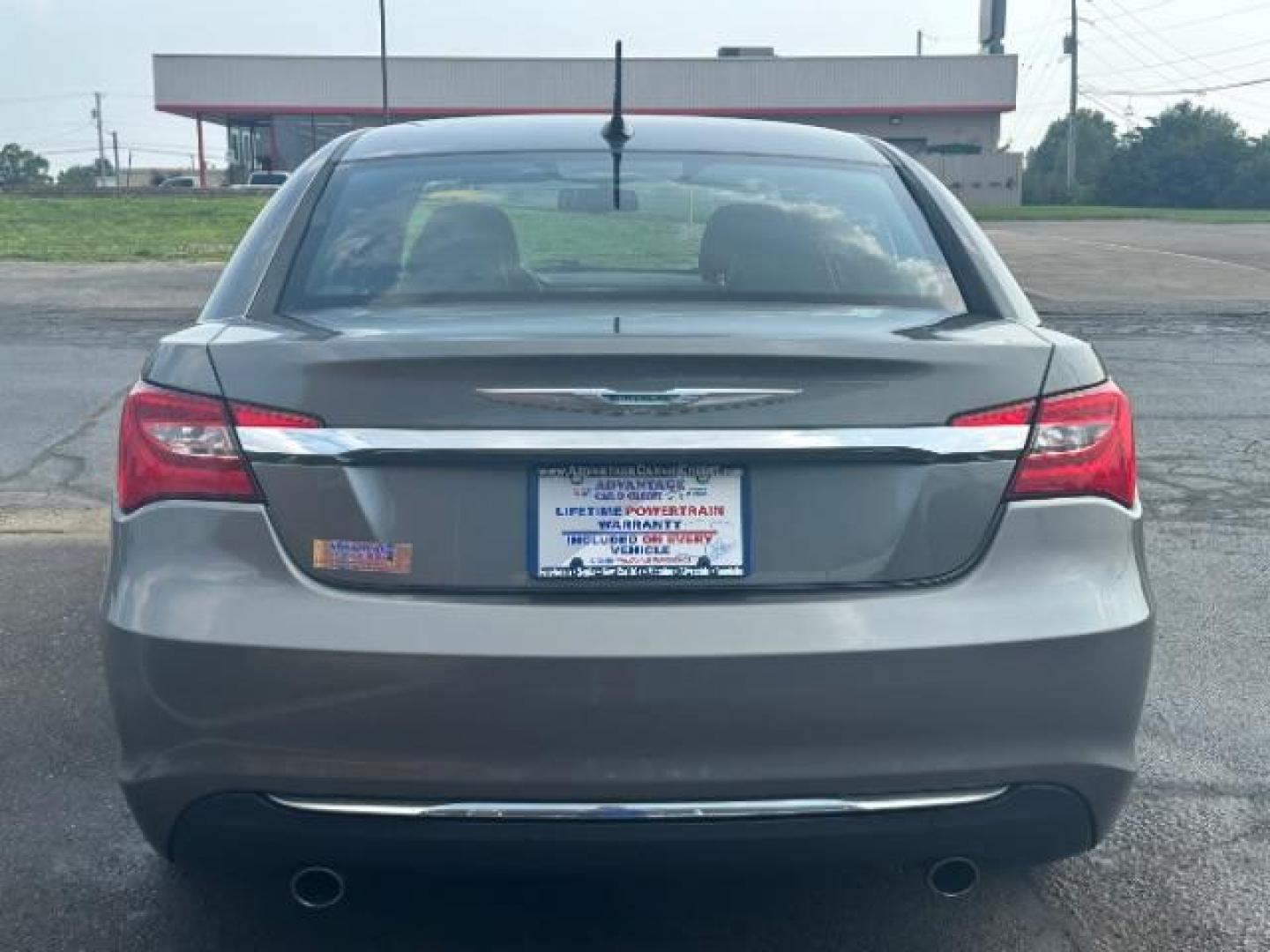 2013 Tungsten Metallic Chrysler 200 Limited (1C3CCBCG3DN) with an 3.6L V6 DOHC 24V FFV engine, 6-Speed Automatic transmission, located at 1230 East Main St, Xenia, OH, 45385, (937) 908-9800, 39.687321, -83.910294 - Photo#4