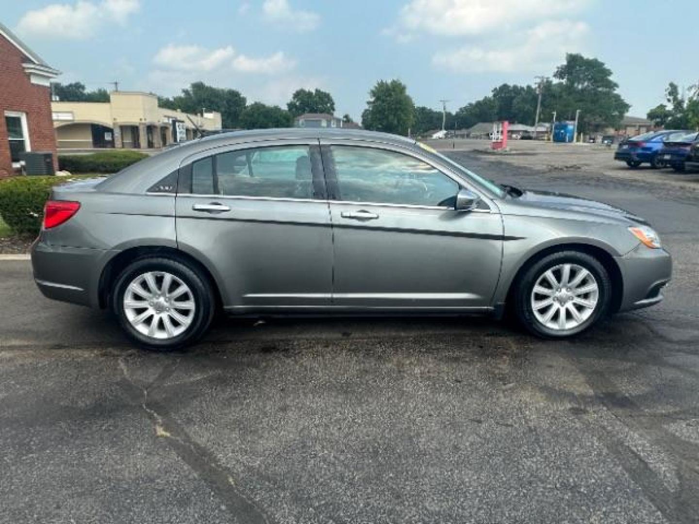 2013 Tungsten Metallic Chrysler 200 Limited (1C3CCBCG3DN) with an 3.6L V6 DOHC 24V FFV engine, 6-Speed Automatic transmission, located at 1230 East Main St, Xenia, OH, 45385, (937) 908-9800, 39.687321, -83.910294 - Photo#5