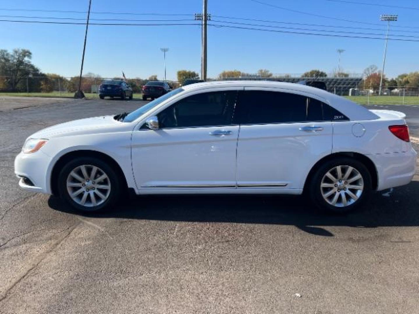 2013 Bright White Chrysler 200 Limited (1C3CCBCG9DN) with an 3.6L V6 DOHC 24V FFV engine, 6-Speed Automatic transmission, located at 1184 Kauffman Ave, Fairborn, OH, 45324, (937) 908-9800, 39.807365, -84.029114 - Photo#3