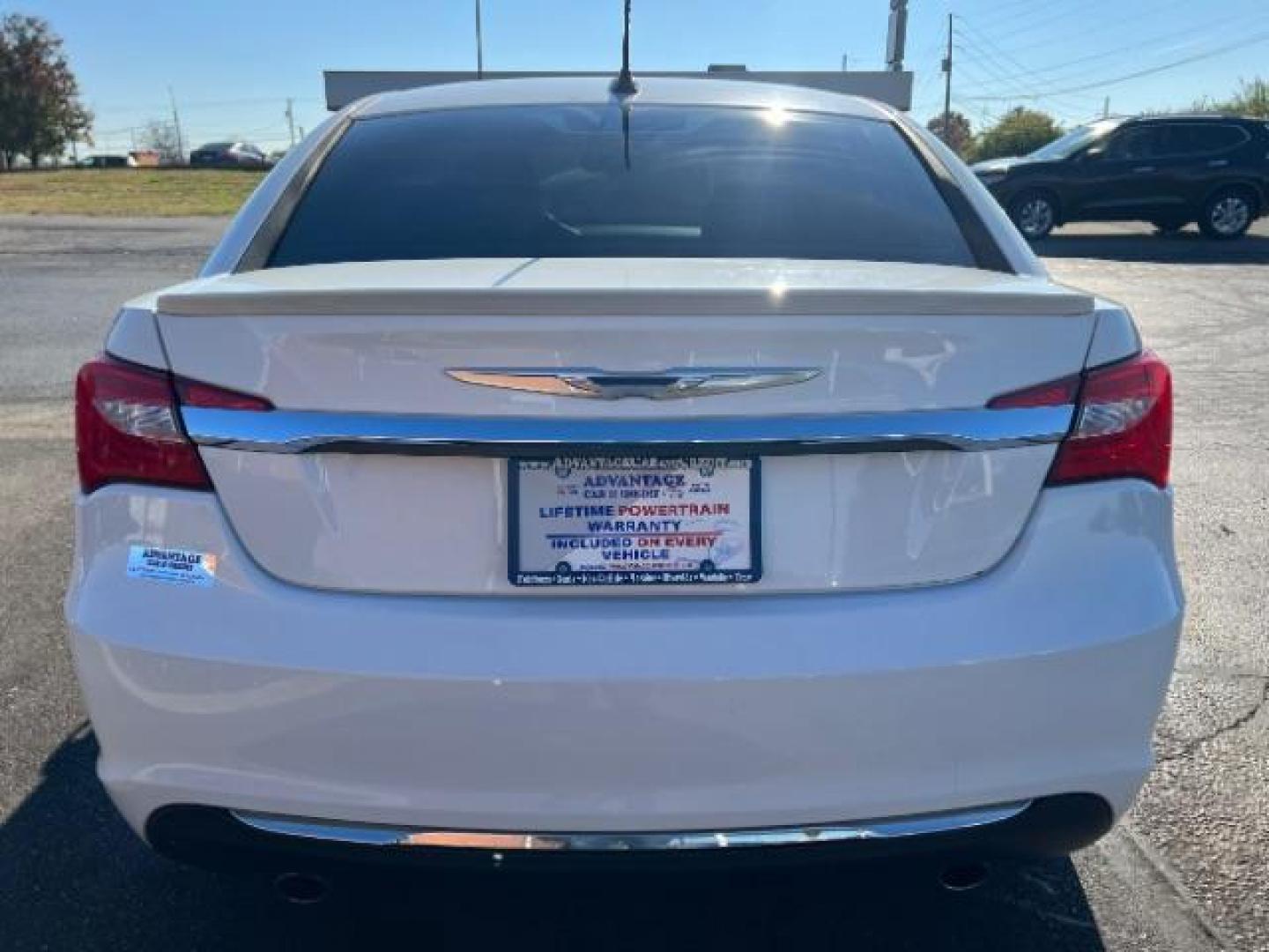 2013 Bright White Chrysler 200 Limited (1C3CCBCG9DN) with an 3.6L V6 DOHC 24V FFV engine, 6-Speed Automatic transmission, located at 1184 Kauffman Ave, Fairborn, OH, 45324, (937) 908-9800, 39.807365, -84.029114 - Photo#4