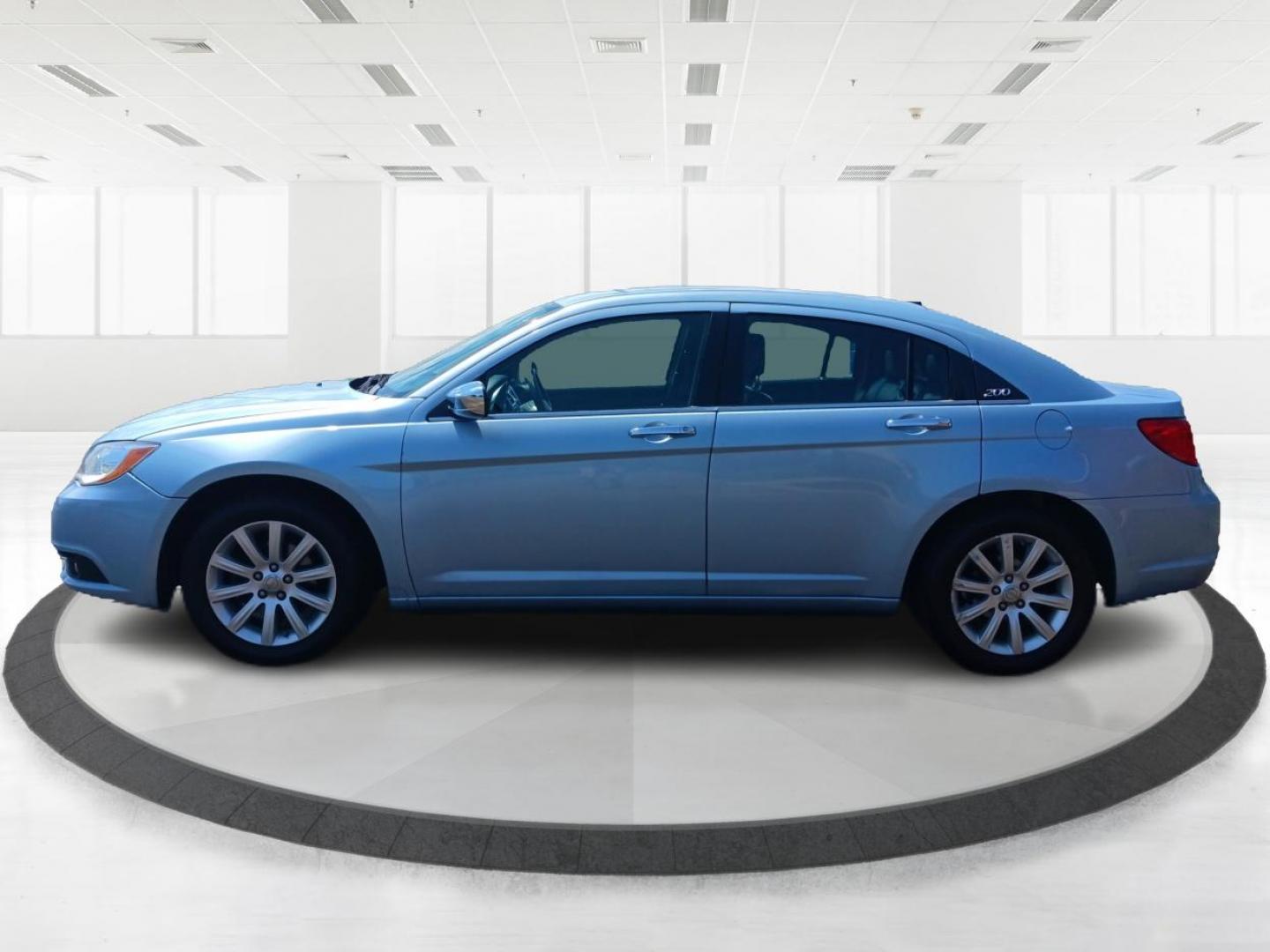 2013 Crystal Blue Pearl Chrysler 200 (1C3CCBCG1DN) with an 3.6L V6 DOHC 24V FFV engine, 6-Speed Automatic transmission, located at 401 Woodman Dr, Riverside, OH, 45431, (937) 908-9800, 39.763779, -84.122063 - Photo#5