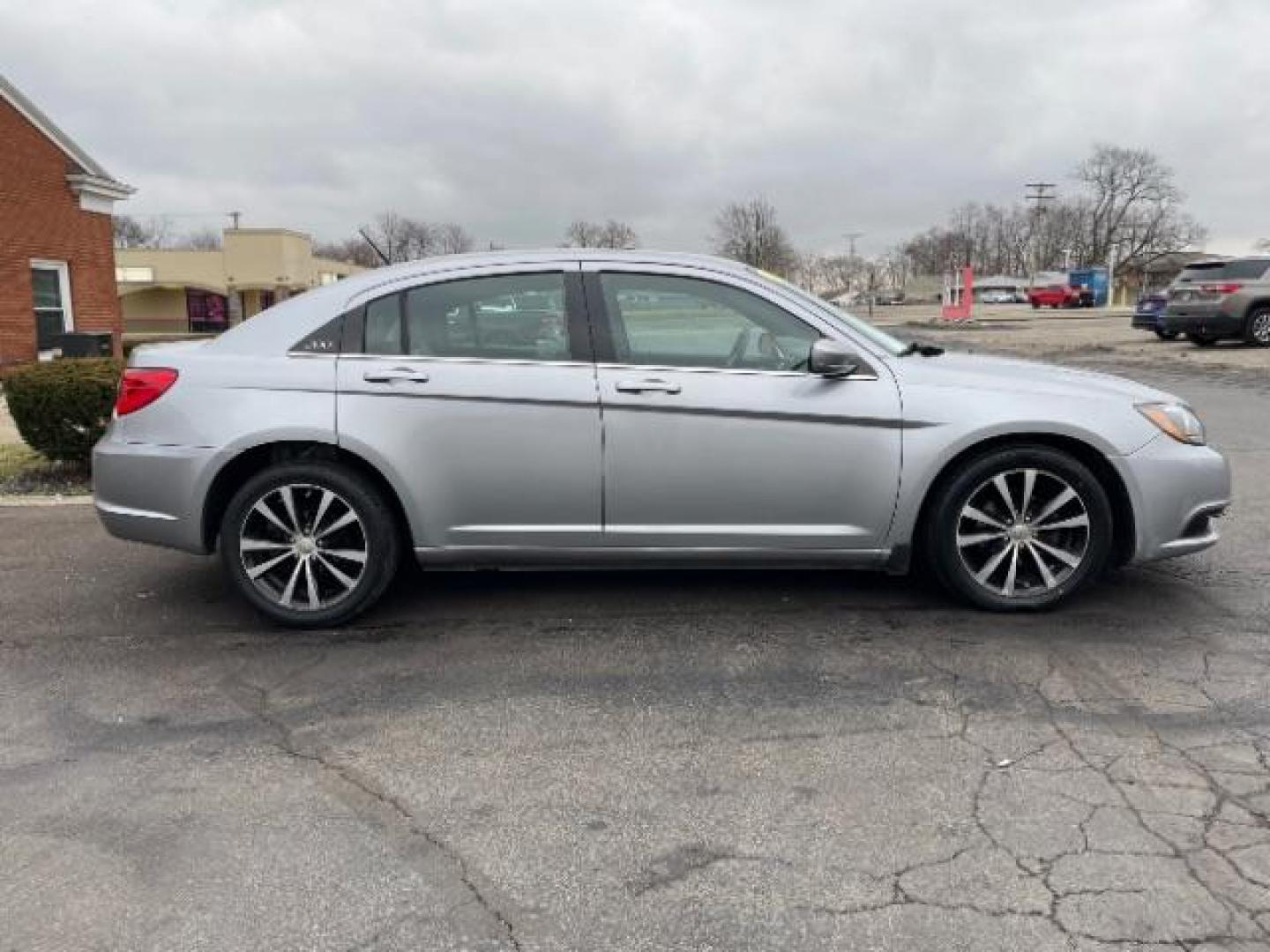 2013 Billet Silver Metallic Chrysler 200 Limited (1C3CCBCG5DN) with an 3.6L V6 DOHC 24V FFV engine, 6-Speed Automatic transmission, located at 401 Woodman Dr, Riverside, OH, 45431, (937) 908-9800, 39.763779, -84.122063 - Photo#3