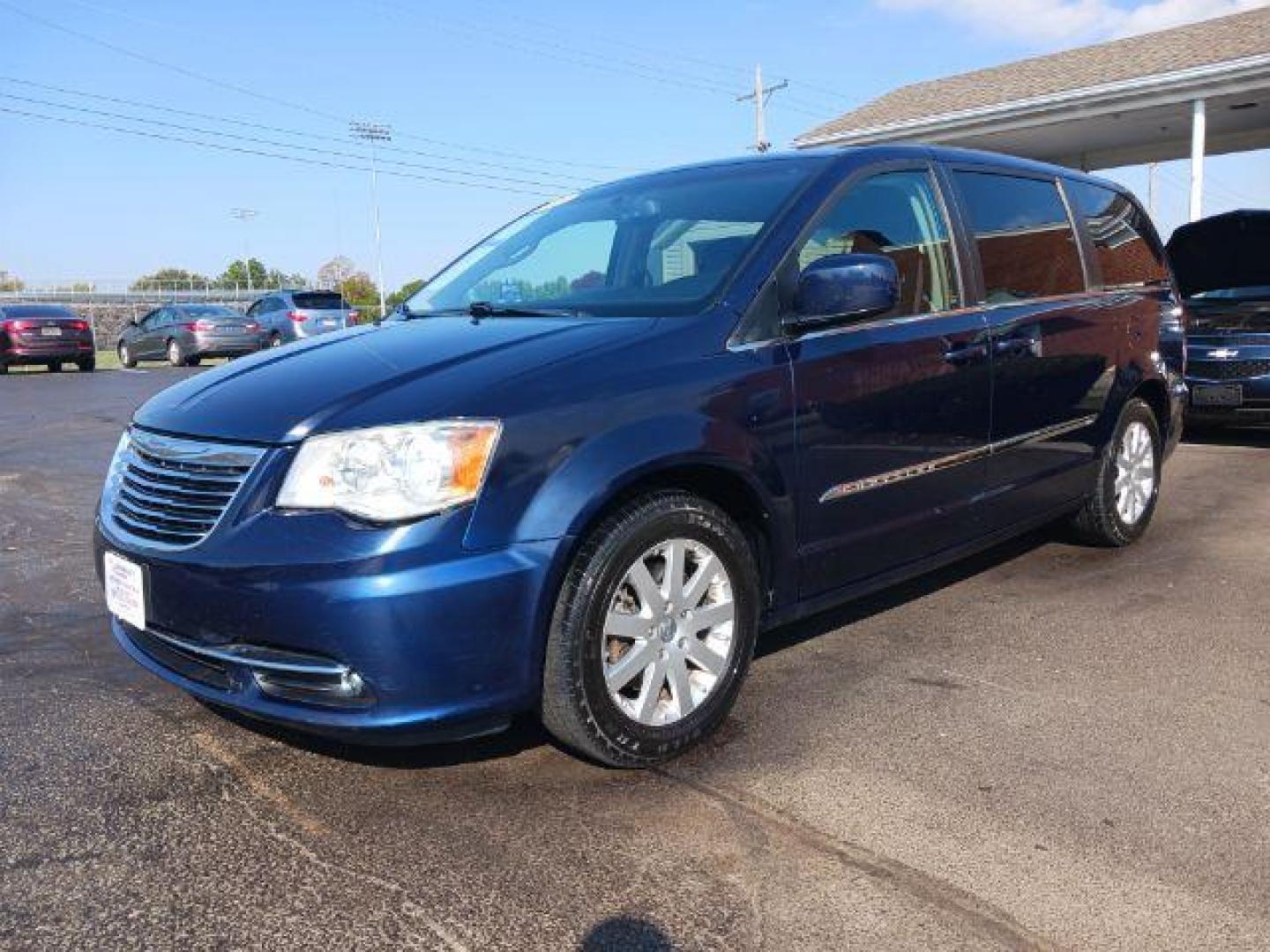 2013 True Blue Pearl Chrysler Town and Country Touring (2C4RC1BG6DR) with an 3.6L V6 DOHC 24V engine, 6-Speed Automatic transmission, located at 1184 Kauffman Ave, Fairborn, OH, 45324, (937) 908-9800, 39.807365, -84.029114 - Photo#2