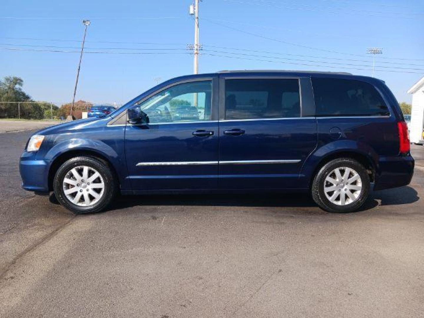 2013 True Blue Pearl Chrysler Town and Country Touring (2C4RC1BG6DR) with an 3.6L V6 DOHC 24V engine, 6-Speed Automatic transmission, located at 1184 Kauffman Ave, Fairborn, OH, 45324, (937) 908-9800, 39.807365, -84.029114 - Photo#3