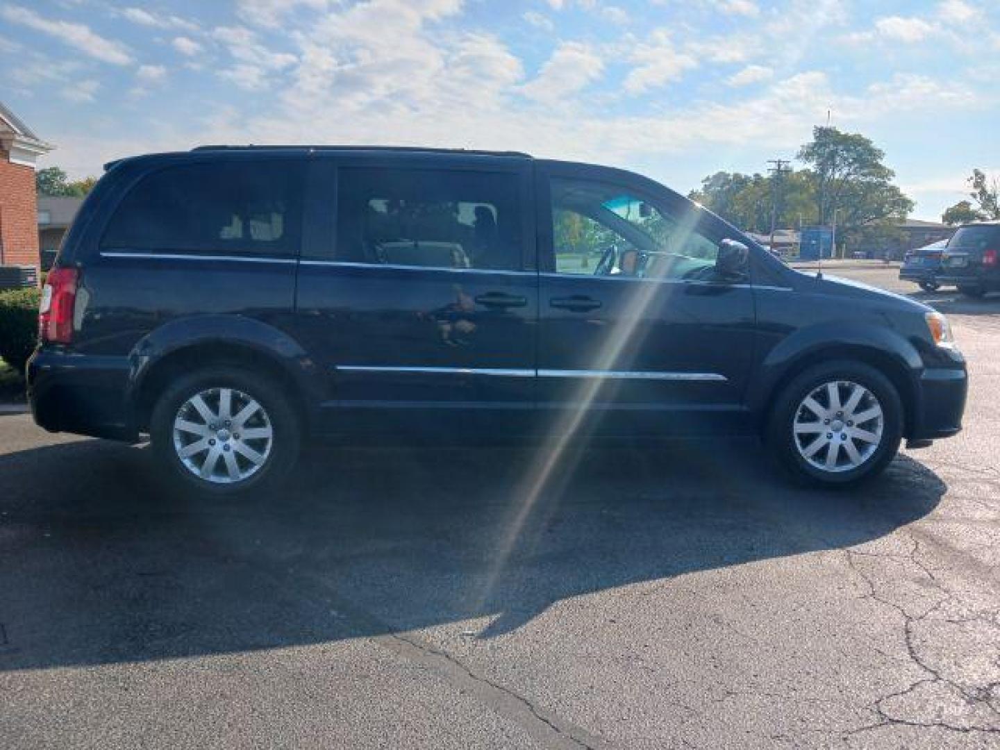 2013 True Blue Pearl Chrysler Town and Country Touring (2C4RC1BG6DR) with an 3.6L V6 DOHC 24V engine, 6-Speed Automatic transmission, located at 1184 Kauffman Ave, Fairborn, OH, 45324, (937) 908-9800, 39.807365, -84.029114 - Photo#4