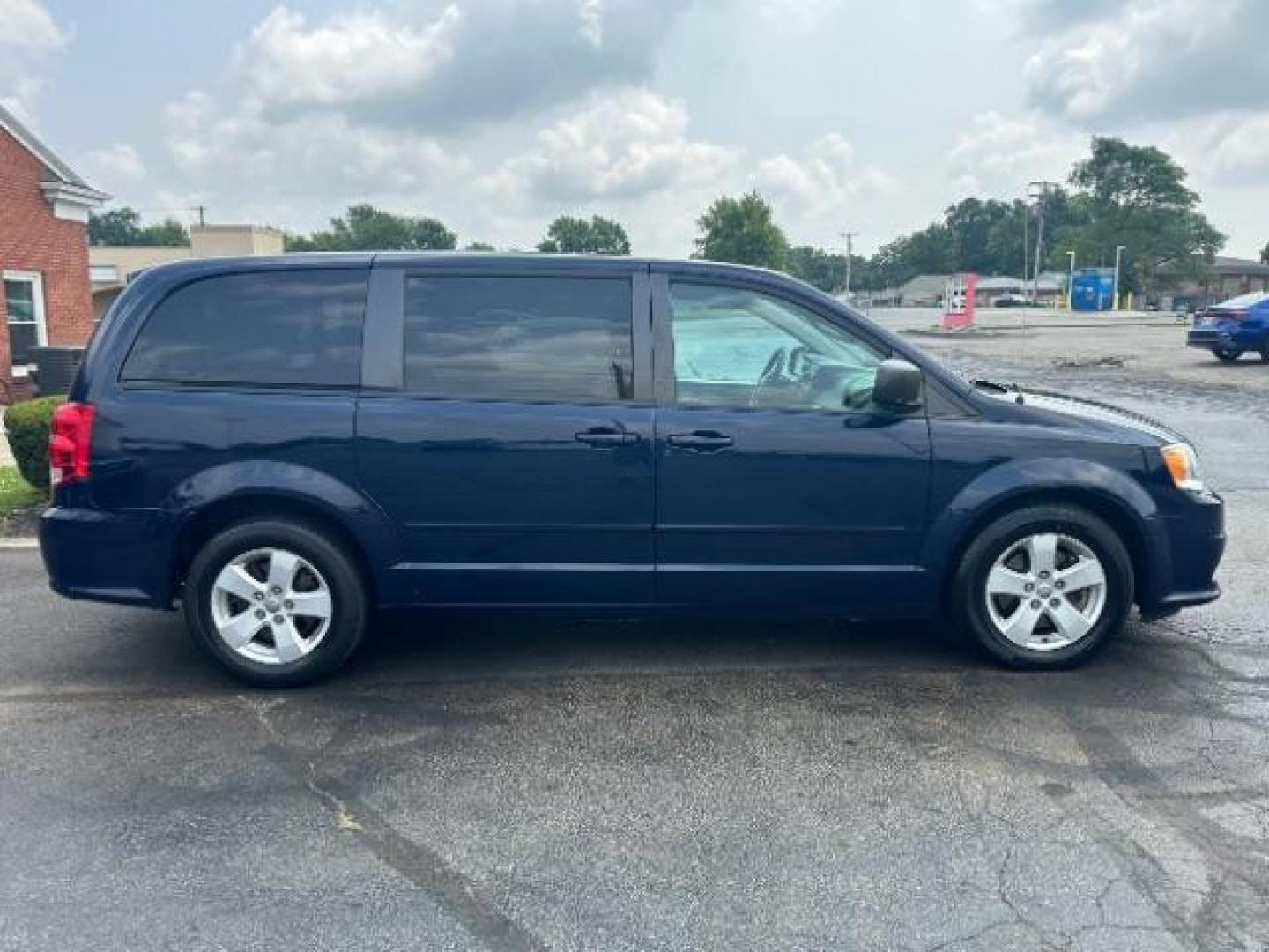 2013 Blue Streak Pearl Dodge Grand Caravan SE (2C4RDGBG1DR) with an 3.6L V6 DOHC 24V engine, 6-Speed Automatic transmission, located at 401 Woodman Dr, Riverside, OH, 45431, (937) 908-9800, 39.763779, -84.122063 - Photo#5