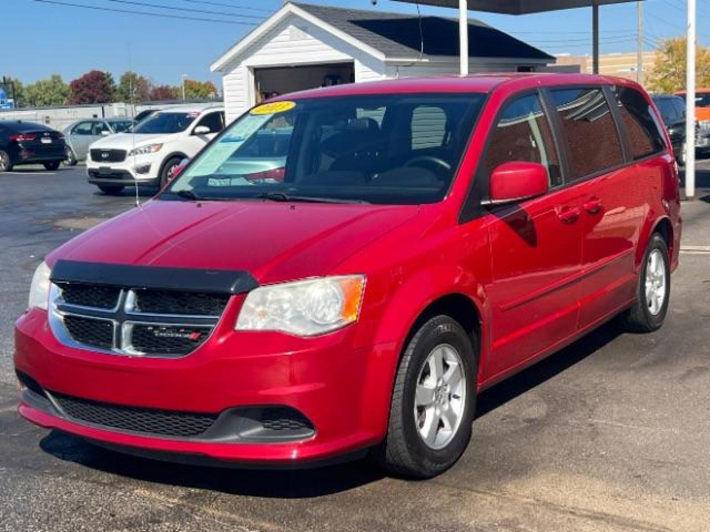 2013 Redline 2 Coat Pearl Dodge Grand Caravan SXT (2C4RDGCG1DR) with an 3.6L V6 DOHC 24V engine, 6-Speed Automatic transmission, located at 1230 East Main St, Xenia, OH, 45385, (937) 908-9800, 39.687321, -83.910294 - Photo#2