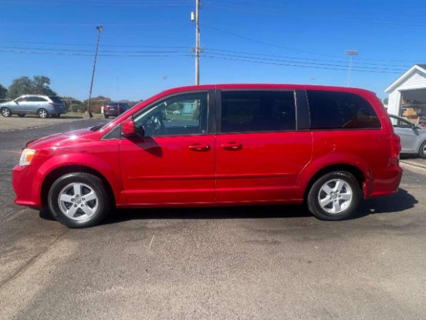 2013 Redline 2 Coat Pearl Dodge Grand Caravan SXT (2C4RDGCG1DR) with an 3.6L V6 DOHC 24V engine, 6-Speed Automatic transmission, located at 1230 East Main St, Xenia, OH, 45385, (937) 908-9800, 39.687321, -83.910294 - Photo#3