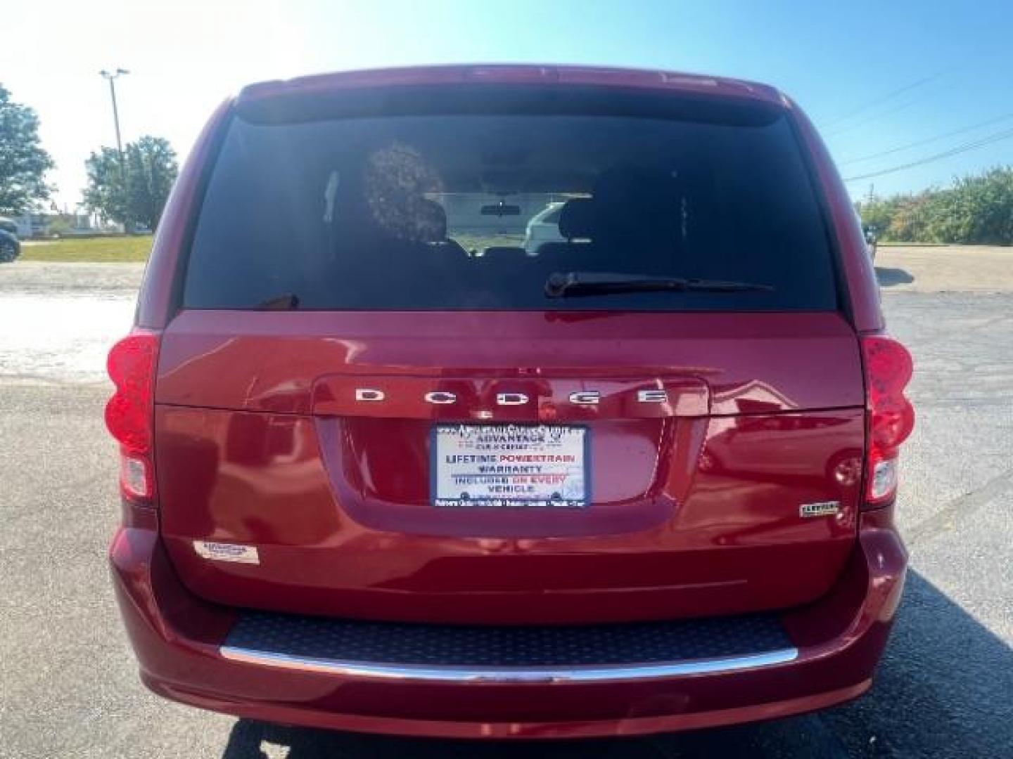 2013 Redline 2 Coat Pearl Dodge Grand Caravan SXT (2C4RDGCG1DR) with an 3.6L V6 DOHC 24V engine, 6-Speed Automatic transmission, located at 1230 East Main St, Xenia, OH, 45385, (937) 908-9800, 39.687321, -83.910294 - Photo#4