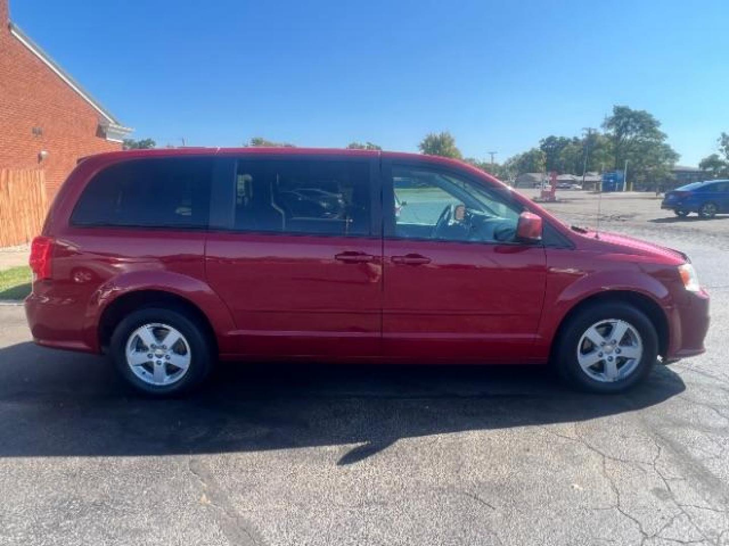 2013 Redline 2 Coat Pearl Dodge Grand Caravan SXT (2C4RDGCG1DR) with an 3.6L V6 DOHC 24V engine, 6-Speed Automatic transmission, located at 1230 East Main St, Xenia, OH, 45385, (937) 908-9800, 39.687321, -83.910294 - Photo#5