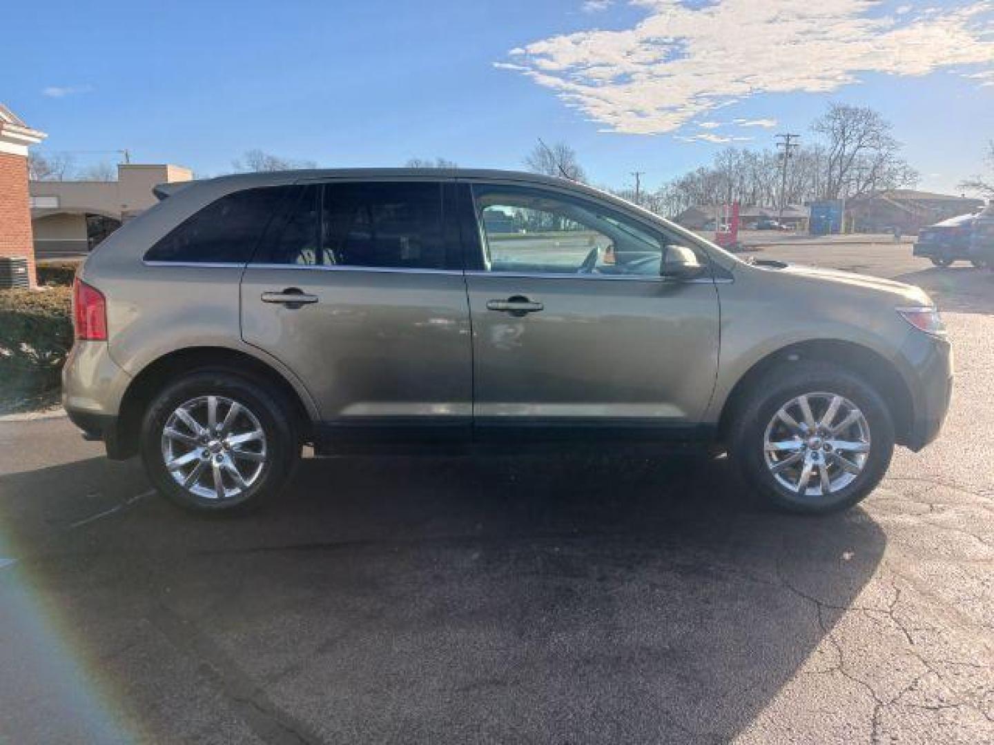 2013 Green Ford Edge Limited AWD (2FMDK4KC3DB) with an 3.5L V6 DOHC 24V engine, 6-Speed Automatic transmission, located at 1184 Kauffman Ave, Fairborn, OH, 45324, (937) 908-9800, 39.807365, -84.029114 - Photo#4