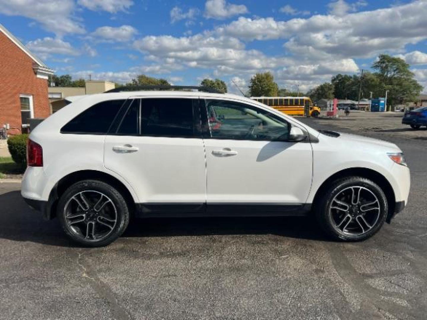 2013 White Platinum Tricoat Metallic Ford Edge SEL FWD (2FMDK3JC1DB) with an 3.5L V6 DOHC 24V engine, 6-Speed Automatic transmission, located at 1099 N County Rd 25A, OH, 45373, (937) 908-9800, 40.057079, -84.212883 - Photo#5