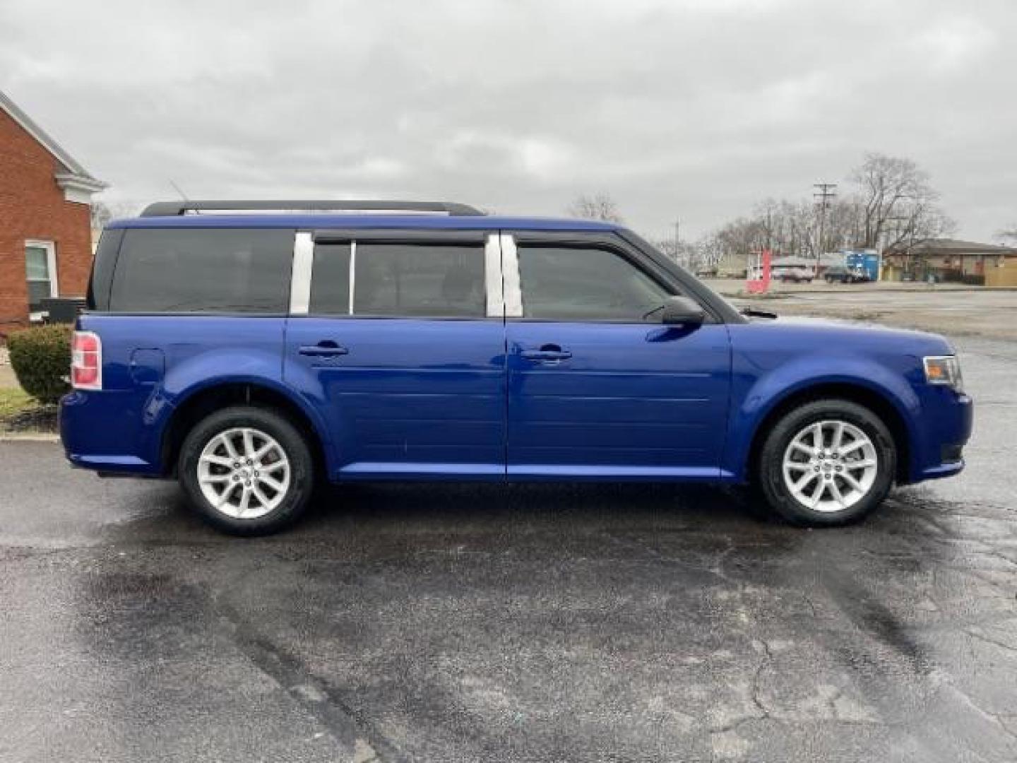 2013 Deep Impact Blue Metallic Ford Flex SE FWD (2FMGK5B8XDB) with an 3.5L V6 DOHC 24V engine, 6-Speed Automatic Overdrive transmission, located at 1099 N County Rd 25A, OH, 45373, (937) 908-9800, 40.057079, -84.212883 - Photo#4