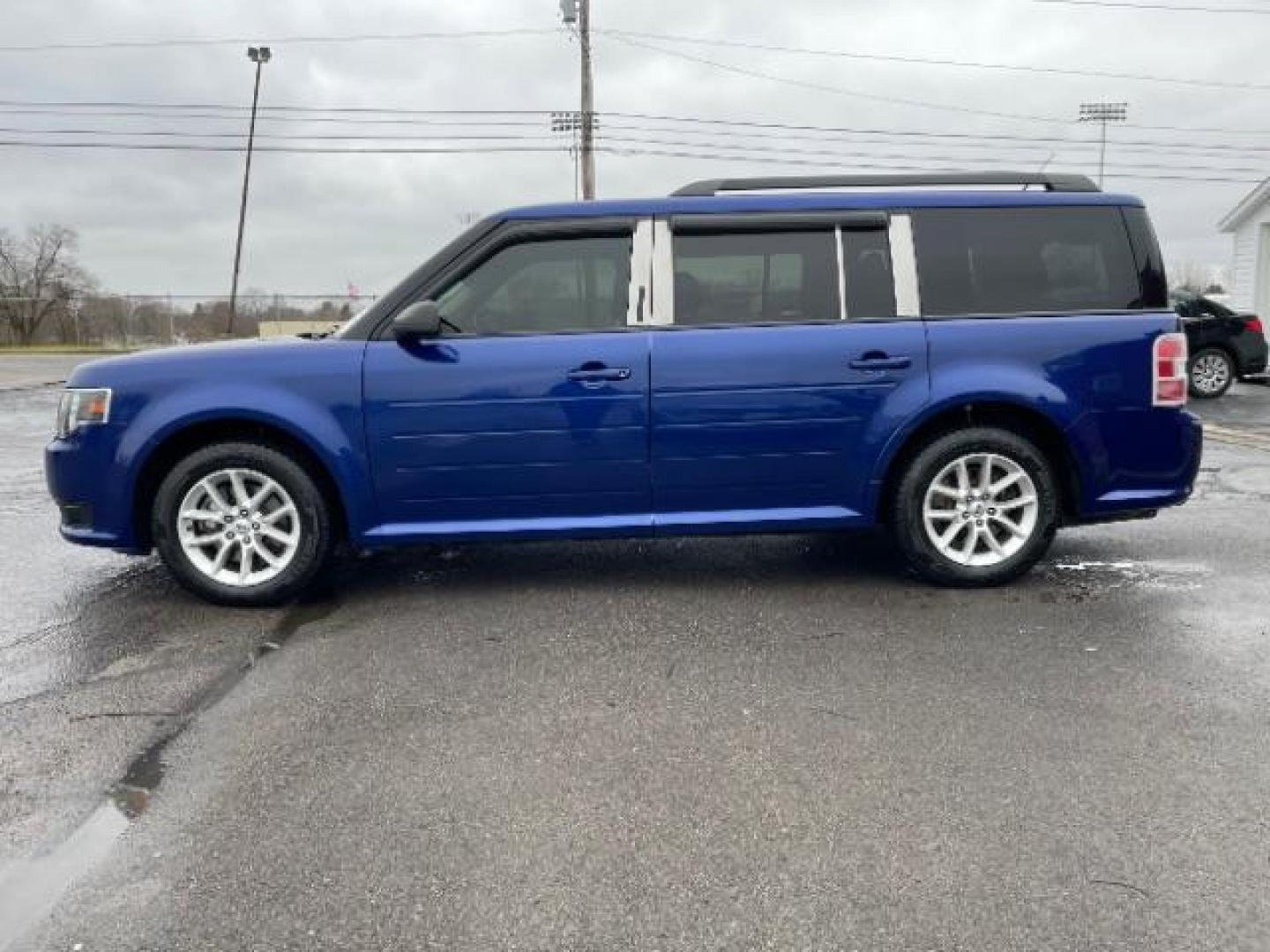 2013 Deep Impact Blue Metallic Ford Flex SE FWD (2FMGK5B8XDB) with an 3.5L V6 DOHC 24V engine, 6-Speed Automatic Overdrive transmission, located at 1099 N County Rd 25A, OH, 45373, (937) 908-9800, 40.057079, -84.212883 - Photo#5