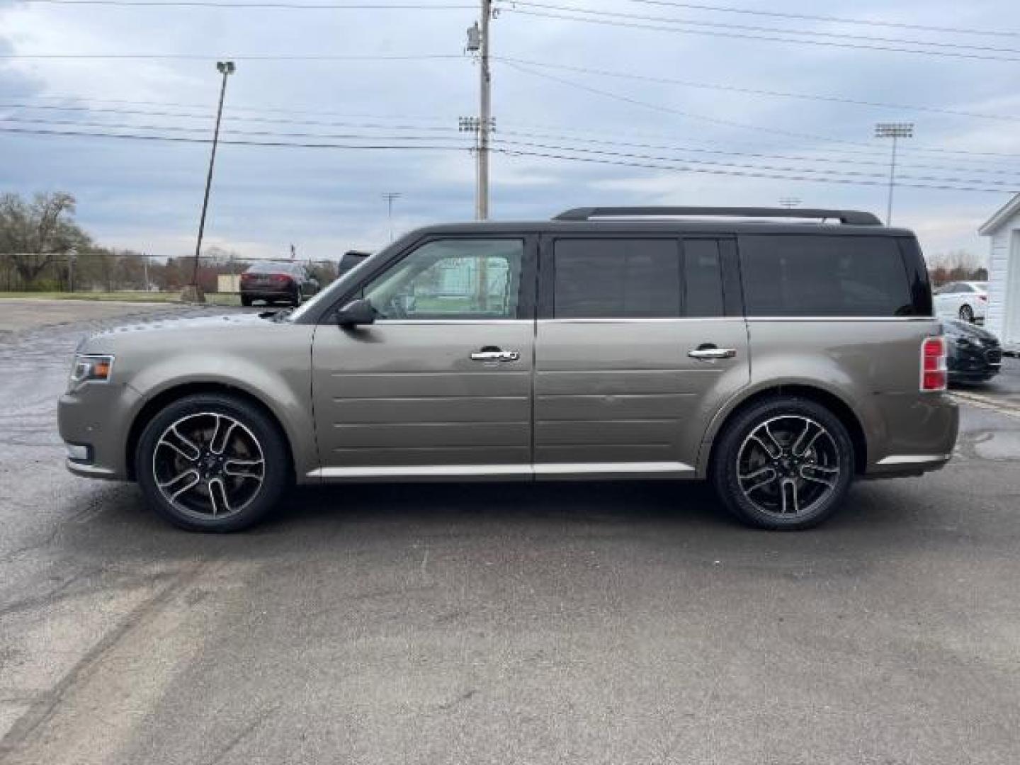 2013 Mineral Gray Metallic Ford Flex Limited AWD (2FMHK6DT2DB) with an 3.5L V6 DOHC 24V engine, 6-Speed Automatic Overdrive transmission, located at 1184 Kauffman Ave, Fairborn, OH, 45324, (937) 908-9800, 39.807365, -84.029114 - Photo#4