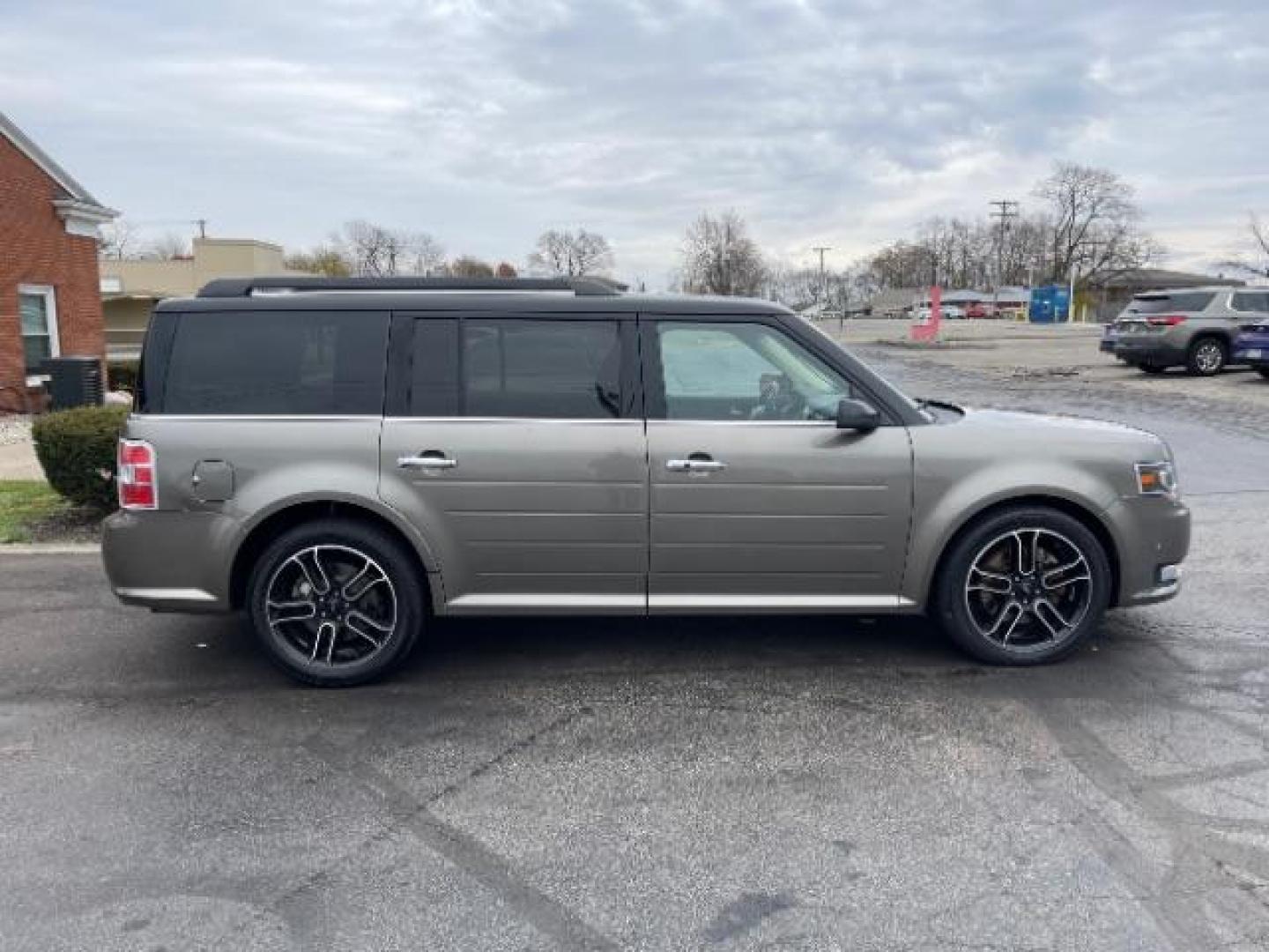 2013 Mineral Gray Metallic Ford Flex Limited AWD (2FMHK6DT2DB) with an 3.5L V6 DOHC 24V engine, 6-Speed Automatic Overdrive transmission, located at 1184 Kauffman Ave, Fairborn, OH, 45324, (937) 908-9800, 39.807365, -84.029114 - Photo#5