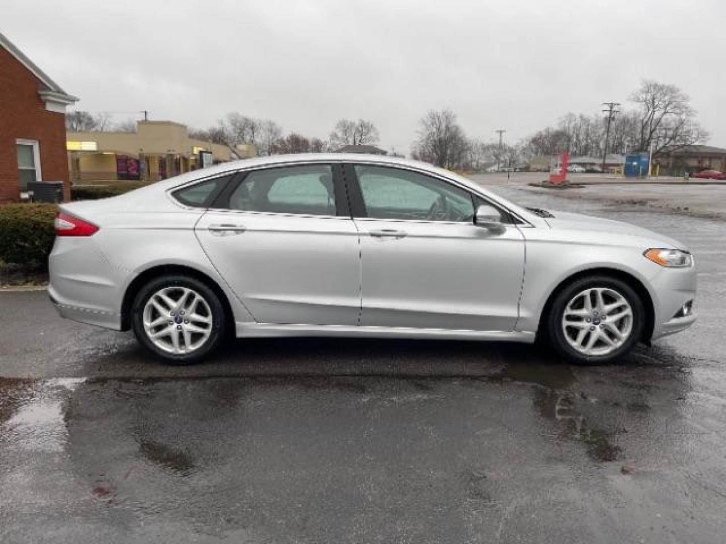 2013 Ingot Silver Ford Fusion SE (3FA6P0HR5DR) with an 1.6L L4 DOHC 16V engine, located at 1184 Kauffman Ave, Fairborn, OH, 45324, (937) 908-9800, 39.807365, -84.029114 - Photo#3