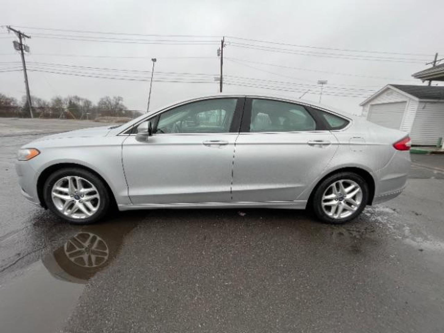 2013 Ingot Silver Ford Fusion SE (3FA6P0HR5DR) with an 1.6L L4 DOHC 16V engine, located at 1184 Kauffman Ave, Fairborn, OH, 45324, (937) 908-9800, 39.807365, -84.029114 - Photo#4