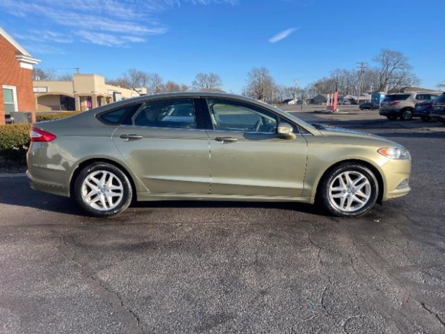 2013 Ginger Ale Ford Fusion SE (3FA6P0H73DR) with an 2.5L L4 DOHC 16V engine, located at 880 E. National Road, Vandalia, OH, 45377, (937) 908-9800, 39.892189, -84.181015 - Photo#3