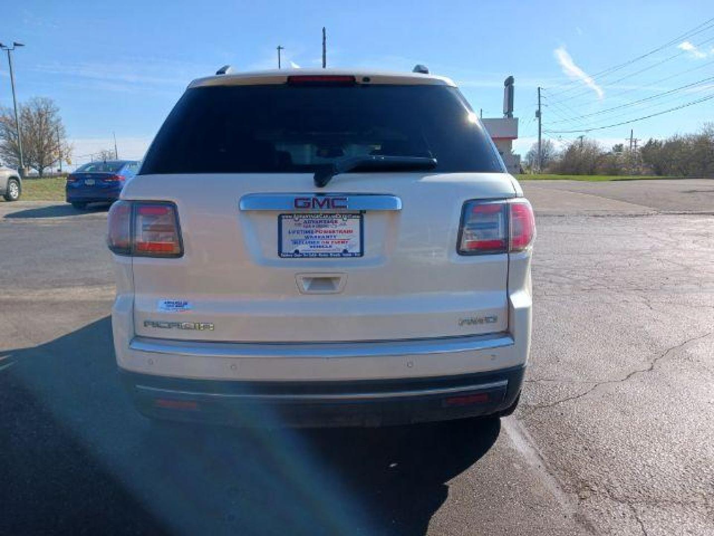 2013 Summit White GMC Acadia SLT-2 AWD (1GKKVSKD3DJ) with an 3.6L V6 DOHC 24V engine, 6-Speed Automatic transmission, located at 1230 East Main St, Xenia, OH, 45385, (937) 908-9800, 39.687321, -83.910294 - Photo#5