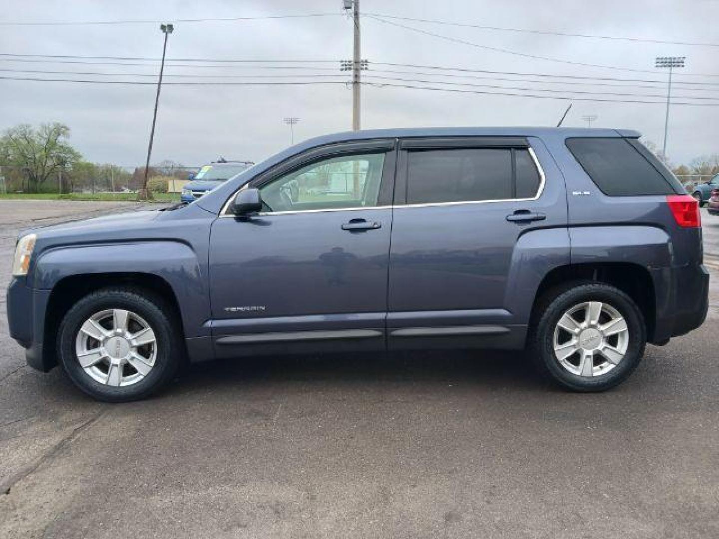 2013 Atlantis Blue Metallic GMC Terrain SLE1 AWD (2GKFLREK4D6) with an 2.4L L4 DOHC 16V FFV engine, 6-Speed Automatic transmission, located at 4508 South Dixie Dr, Moraine, OH, 45439, (937) 908-9800, 39.690136, -84.216438 - Photo#2