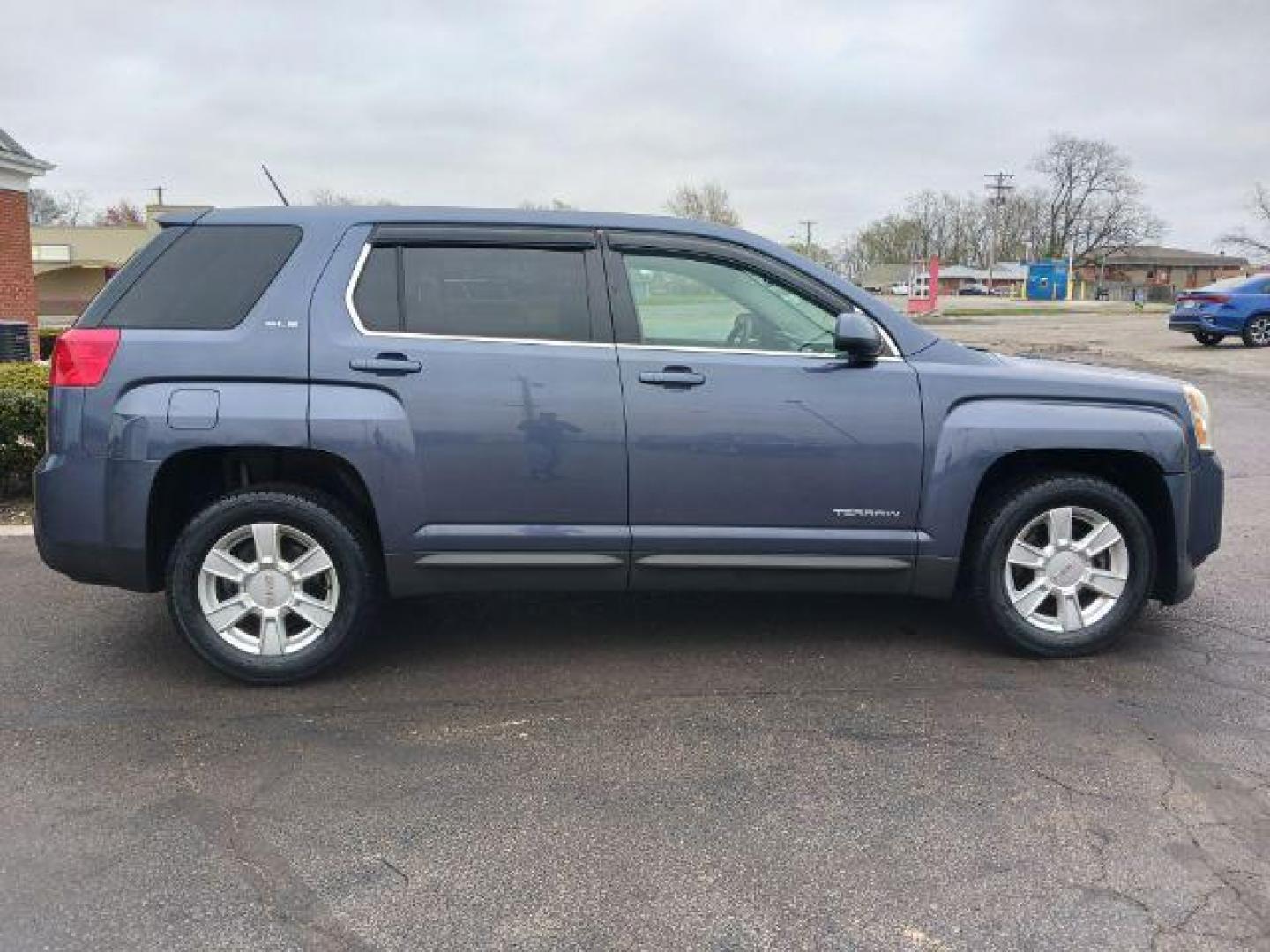 2013 Atlantis Blue Metallic GMC Terrain SLE1 AWD (2GKFLREK4D6) with an 2.4L L4 DOHC 16V FFV engine, 6-Speed Automatic transmission, located at 4508 South Dixie Dr, Moraine, OH, 45439, (937) 908-9800, 39.690136, -84.216438 - Photo#3