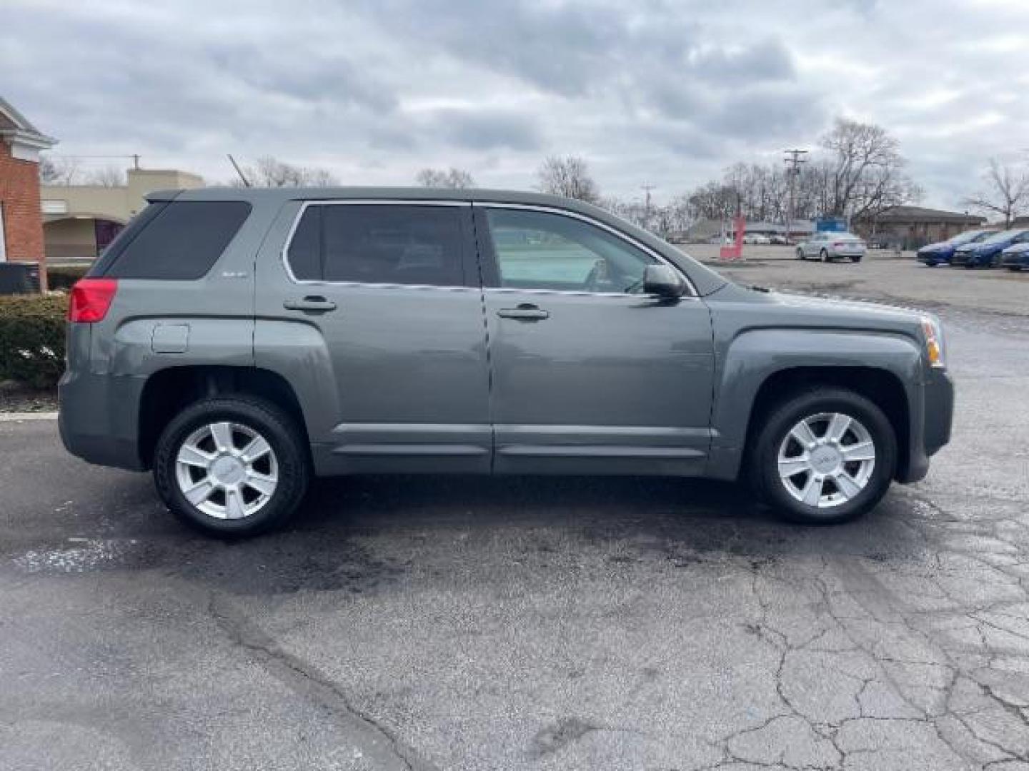 2013 Ashen Gray Metallic GMC Terrain SLE1 FWD (2GKALMEK8D6) with an 2.4L L4 DOHC 16V FFV engine, 6-Speed Automatic transmission, located at 401 Woodman Dr, Riverside, OH, 45431, (937) 908-9800, 39.763779, -84.122063 - Photo#4