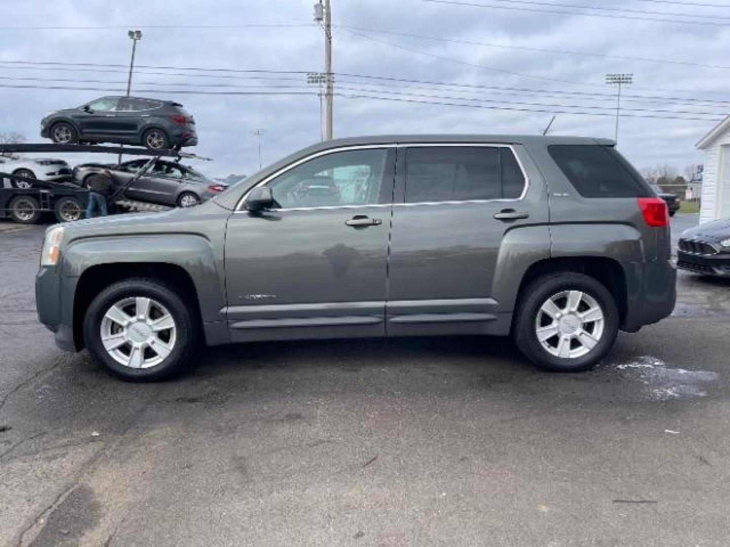 2013 Ashen Gray Metallic GMC Terrain SLE1 FWD (2GKALMEK8D6) with an 2.4L L4 DOHC 16V FFV engine, 6-Speed Automatic transmission, located at 401 Woodman Dr, Riverside, OH, 45431, (937) 908-9800, 39.763779, -84.122063 - Photo#5