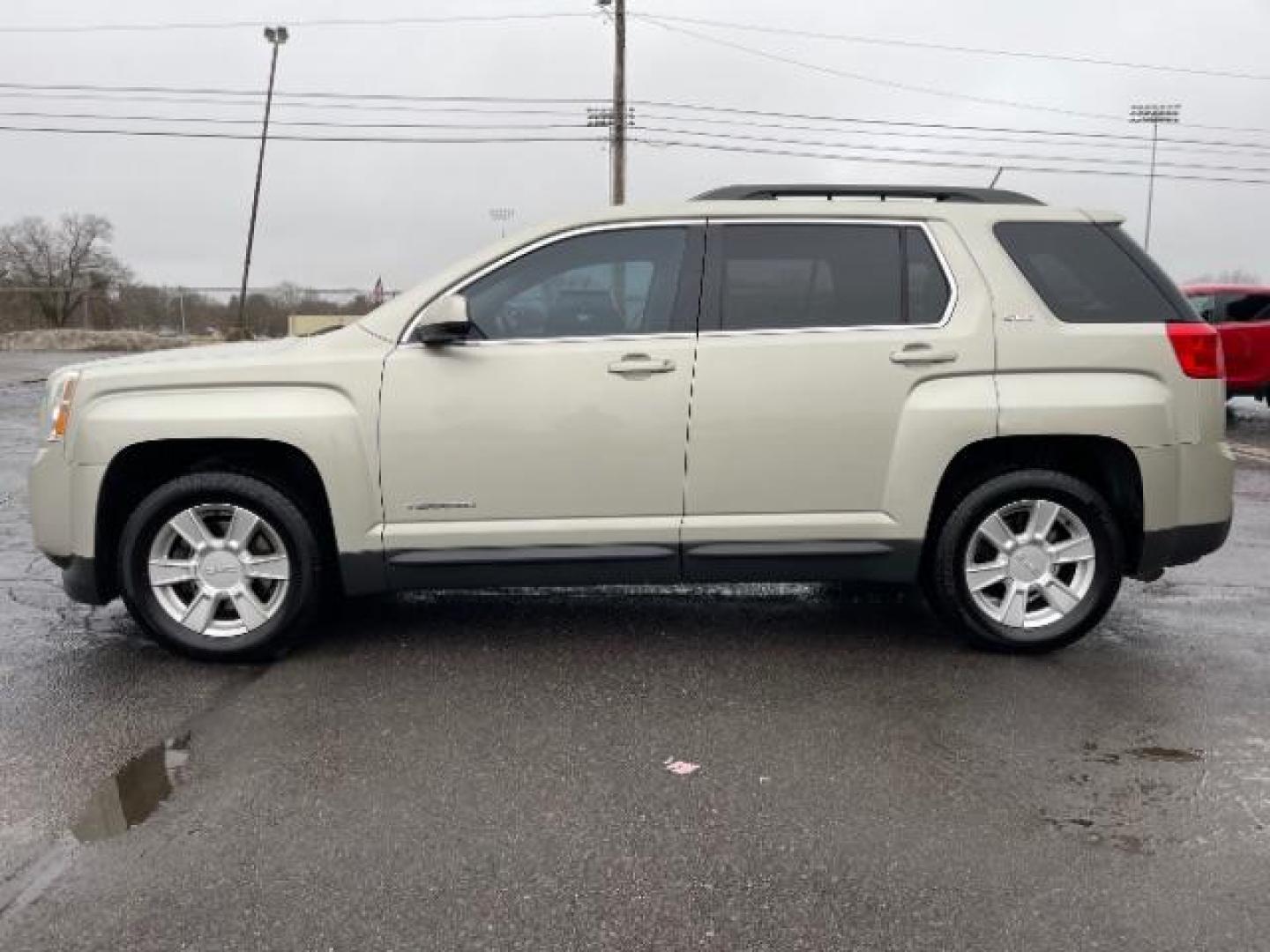 2013 Champagne Silver Metallic GMC Terrain SLE2 FWD (2GKALSEK1D6) with an 2.4L L4 DOHC 16V FFV engine, 6-Speed Automatic transmission, located at 1230 East Main St, Xenia, OH, 45385, (937) 908-9800, 39.687321, -83.910294 - Photo#2