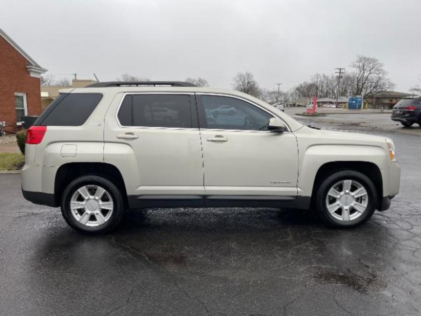 2013 Champagne Silver Metallic GMC Terrain SLE2 FWD (2GKALSEK1D6) with an 2.4L L4 DOHC 16V FFV engine, 6-Speed Automatic transmission, located at 1230 East Main St, Xenia, OH, 45385, (937) 908-9800, 39.687321, -83.910294 - Photo#3