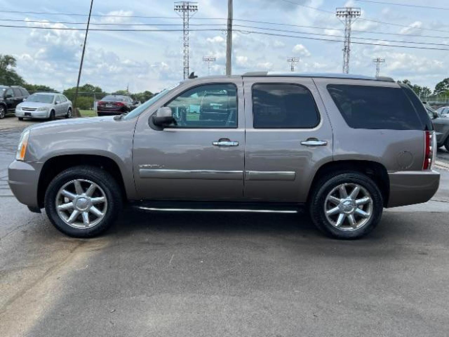 2013 Mocha Steel Metallic GMC Yukon Denali 4WD (1GKS2EEF1DR) with an 6.2L V8 OHV 16V engine, 6-Speed Automatic transmission, located at 880 E. National Road, Vandalia, OH, 45377, (937) 908-9800, 39.892189, -84.181015 - Photo#3