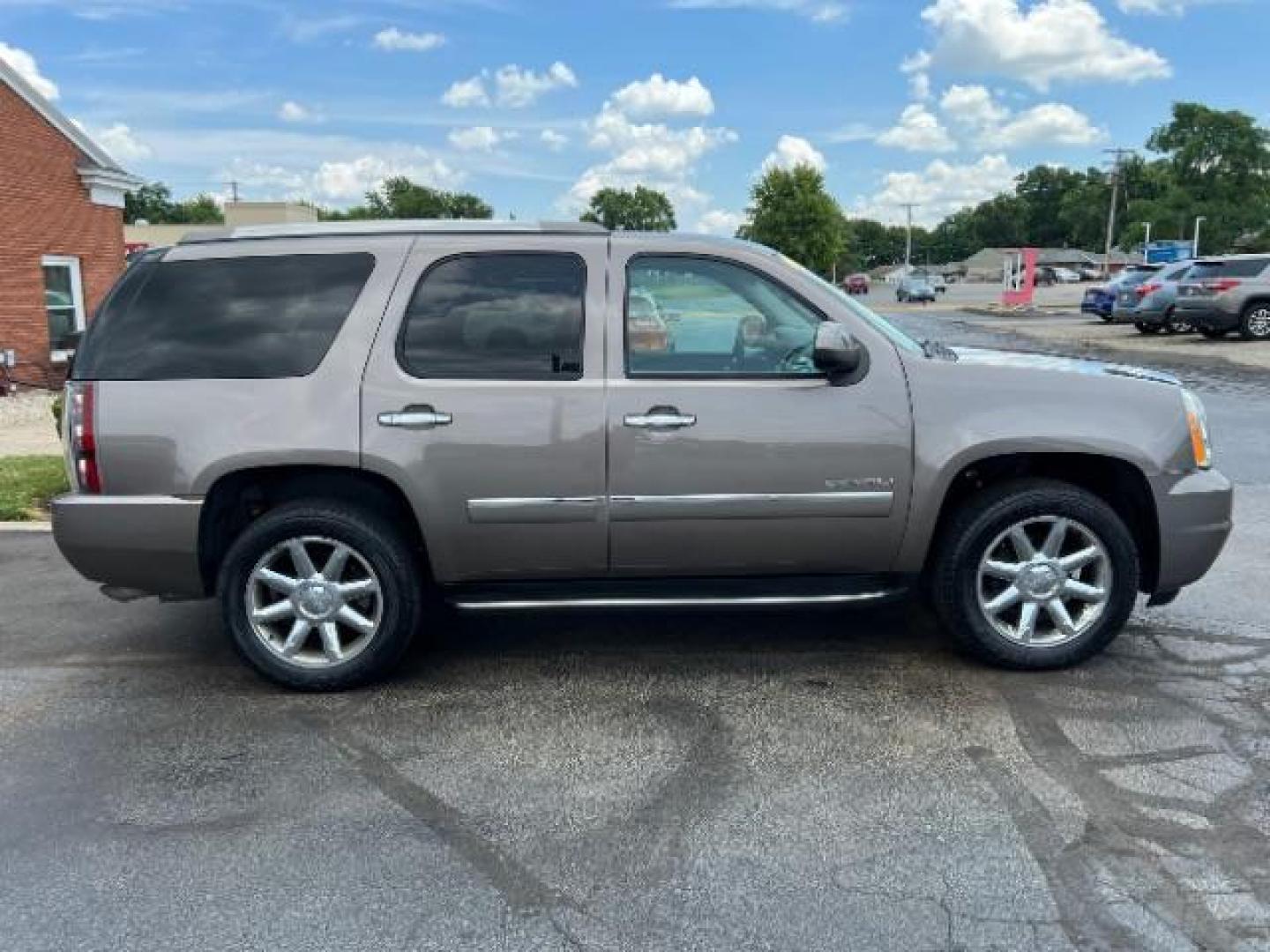 2013 Mocha Steel Metallic GMC Yukon Denali 4WD (1GKS2EEF1DR) with an 6.2L V8 OHV 16V engine, 6-Speed Automatic transmission, located at 880 E. National Road, Vandalia, OH, 45377, (937) 908-9800, 39.892189, -84.181015 - Photo#5