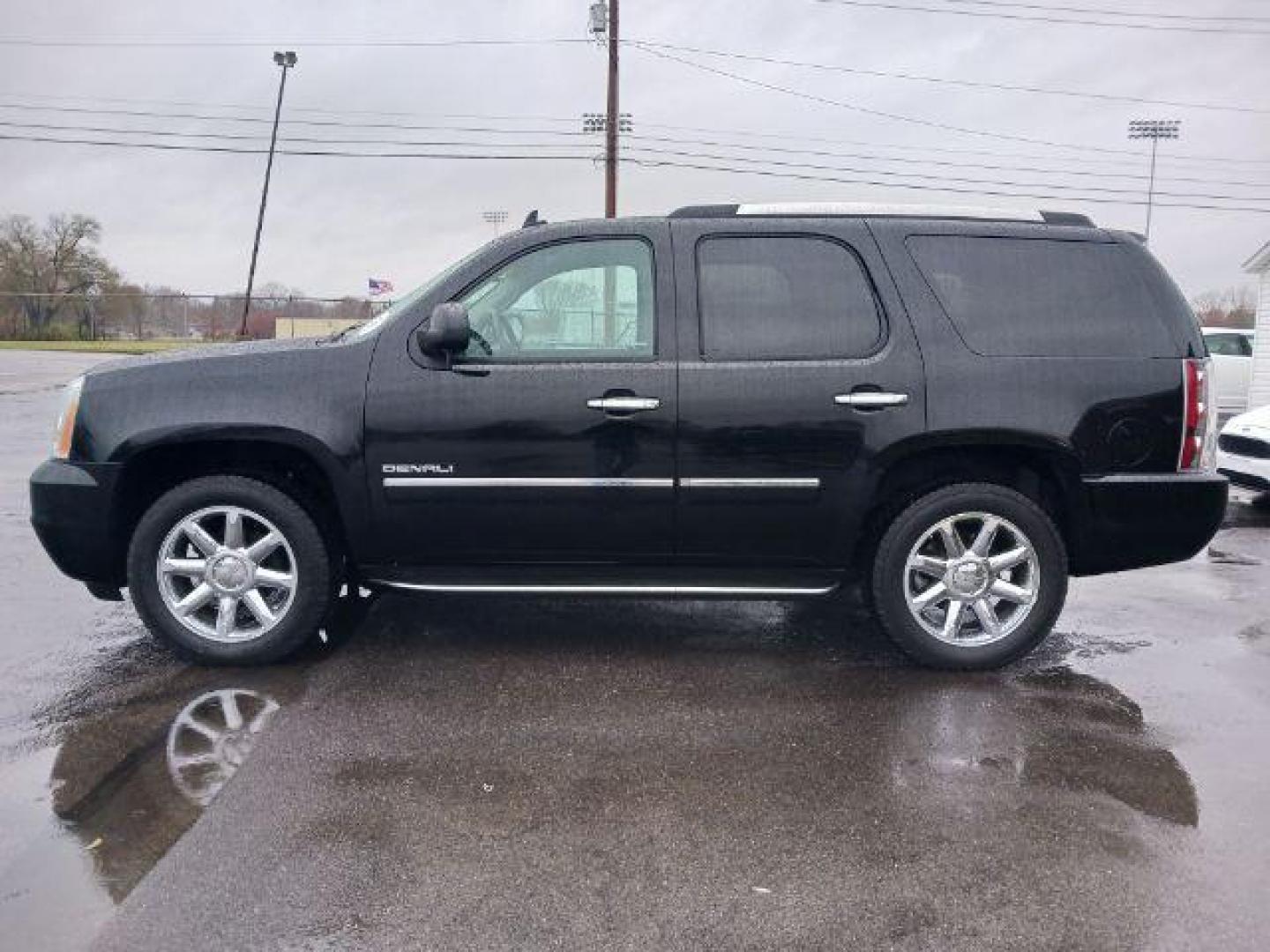 2013 Onyx Black GMC Yukon Denali 4WD (1GKS2EEF7DR) with an 6.2L V8 OHV 16V engine, 6-Speed Automatic transmission, located at 1951 S Dayton Lakeview Rd., New Carlisle, OH, 45344, (937) 908-9800, 39.890999, -84.050255 - Photo#3