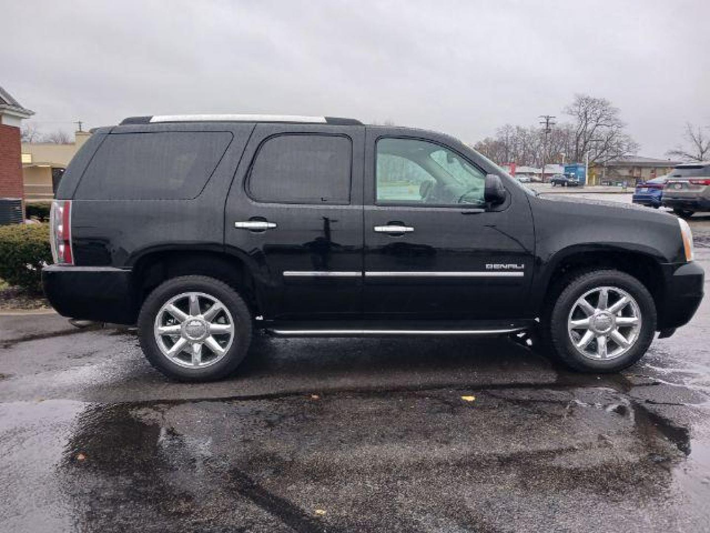 2013 Onyx Black GMC Yukon Denali 4WD (1GKS2EEF7DR) with an 6.2L V8 OHV 16V engine, 6-Speed Automatic transmission, located at 1951 S Dayton Lakeview Rd., New Carlisle, OH, 45344, (937) 908-9800, 39.890999, -84.050255 - Photo#4