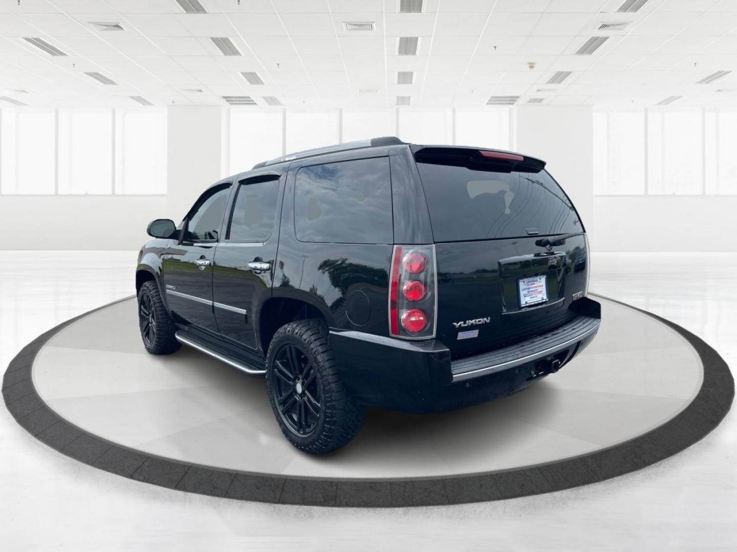 2013 Carbon Black Metallic GMC Yukon Denali 4WD (1GKS2EEF0DR) with an 6.2L V8 OHV 16V engine, 6-Speed Automatic transmission, located at 1099 N County Rd 25A, OH, 45373, (937) 908-9800, 40.057079, -84.212883 - Photo#4