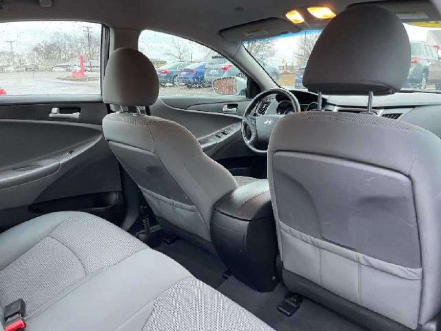 2013 Silver Hyundai Sonata GLS (5NPEB4AC8DH) with an 2.4L L4 DOHC 16V engine, 6-Speed Automatic transmission, located at 1230 East Main St, Xenia, OH, 45385, (937) 908-9800, 39.687321, -83.910294 - Photo#9