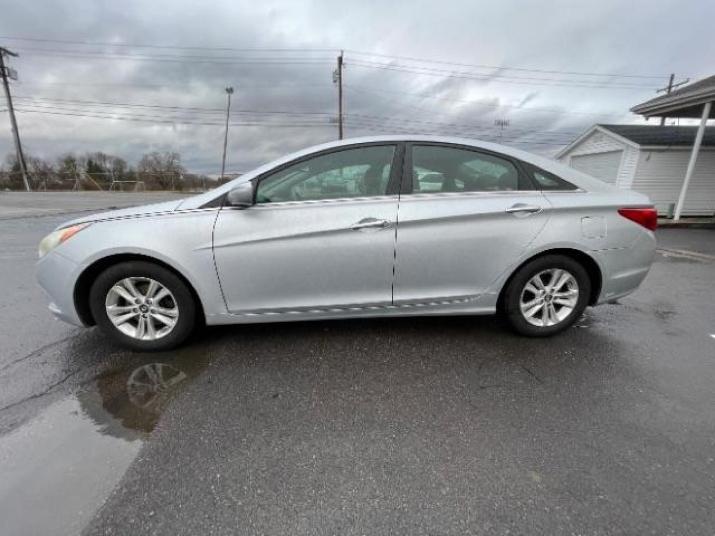 2013 Silver Hyundai Sonata GLS (5NPEB4AC8DH) with an 2.4L L4 DOHC 16V engine, 6-Speed Automatic transmission, located at 1230 East Main St, Xenia, OH, 45385, (937) 908-9800, 39.687321, -83.910294 - Photo#2