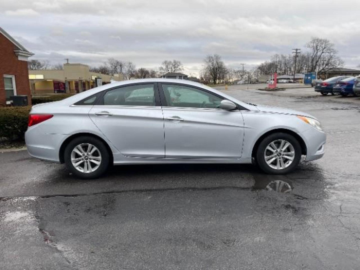 2013 Silver Hyundai Sonata GLS (5NPEB4AC8DH) with an 2.4L L4 DOHC 16V engine, 6-Speed Automatic transmission, located at 1230 East Main St, Xenia, OH, 45385, (937) 908-9800, 39.687321, -83.910294 - Photo#3