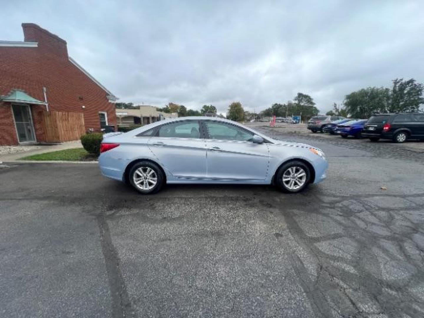 2013 Blue Hyundai Sonata GLS (5NPEB4AC8DH) with an 2.4L L4 DOHC 16V engine, 6-Speed Automatic transmission, located at 401 Woodman Dr, Riverside, OH, 45431, (937) 908-9800, 39.763779, -84.122063 - Photo#5