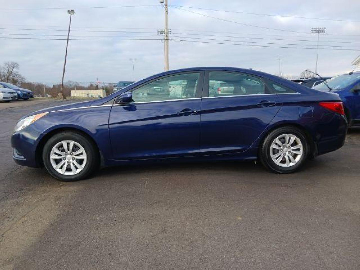 2013 Blue Hyundai Sonata GLS (5NPEB4AC8DH) with an 2.4L L4 DOHC 16V engine, 6-Speed Automatic transmission, located at 1184 Kauffman Ave, Fairborn, OH, 45324, (937) 908-9800, 39.807365, -84.029114 - Photo#3