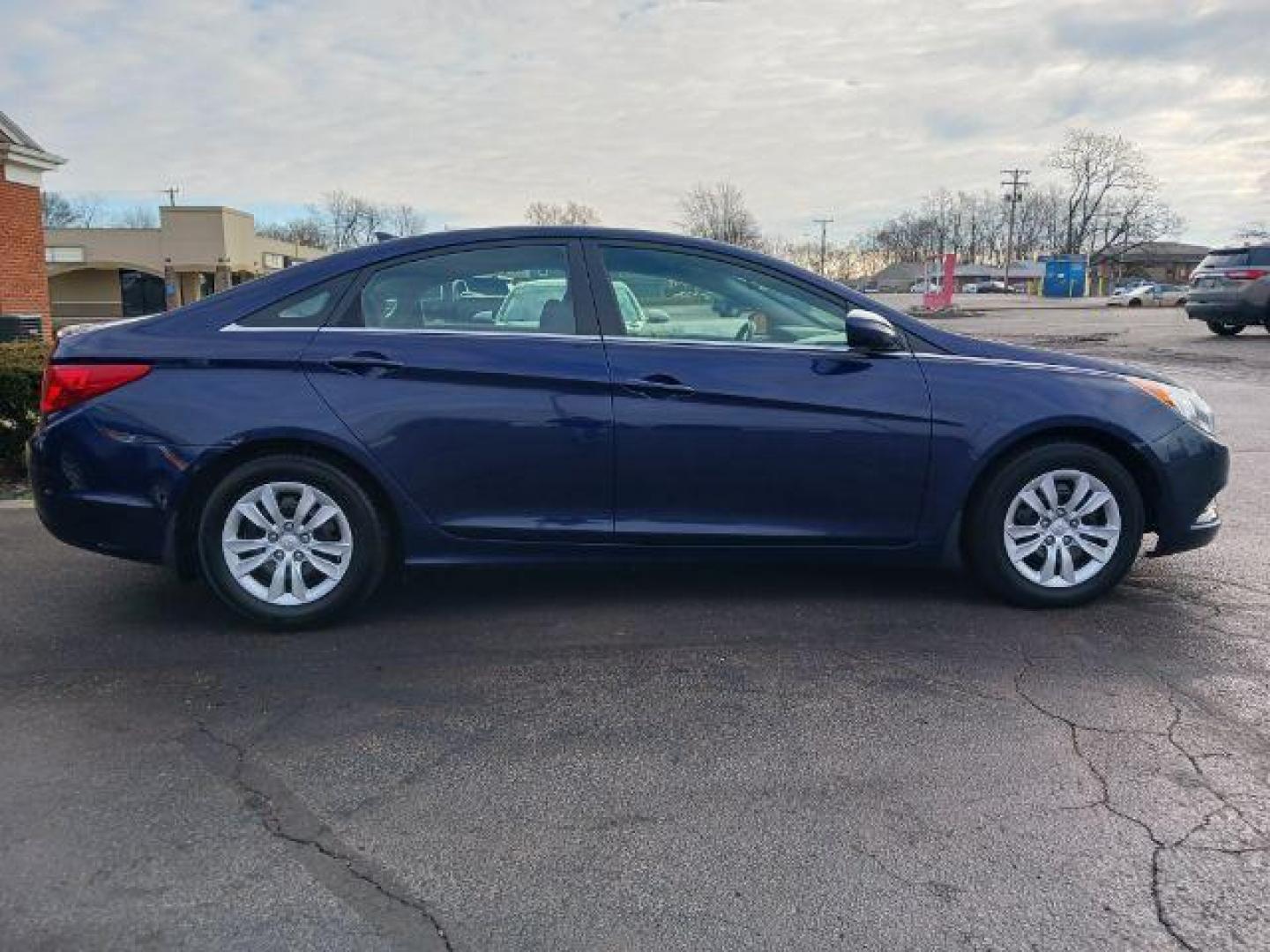 2013 Blue Hyundai Sonata GLS (5NPEB4AC8DH) with an 2.4L L4 DOHC 16V engine, 6-Speed Automatic transmission, located at 1184 Kauffman Ave, Fairborn, OH, 45324, (937) 908-9800, 39.807365, -84.029114 - Photo#4