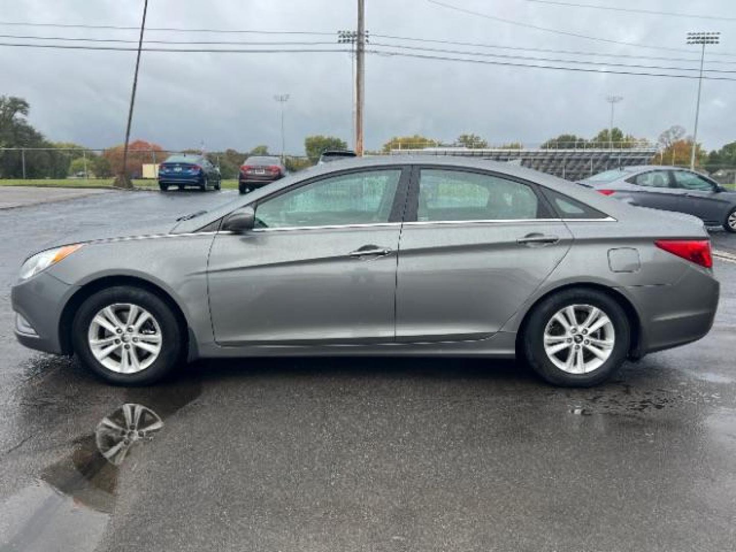 2013 Gray Hyundai Sonata GLS (5NPEB4AC5DH) with an 2.4L L4 DOHC 16V engine, 6-Speed Automatic transmission, located at 1230 East Main St, Xenia, OH, 45385, (937) 908-9800, 39.687321, -83.910294 - Photo#3