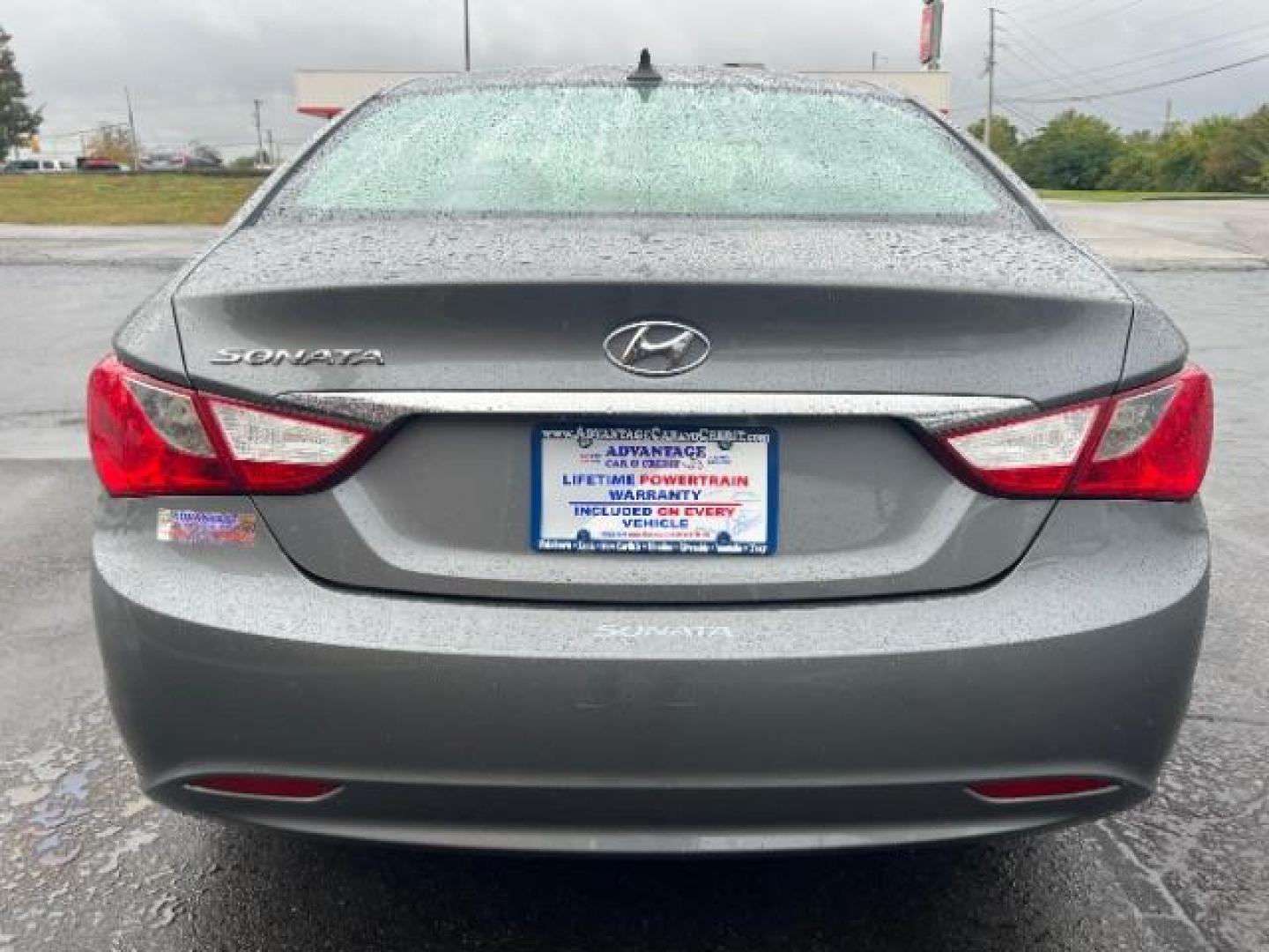 2013 Gray Hyundai Sonata GLS (5NPEB4AC5DH) with an 2.4L L4 DOHC 16V engine, 6-Speed Automatic transmission, located at 1230 East Main St, Xenia, OH, 45385, (937) 908-9800, 39.687321, -83.910294 - Photo#4