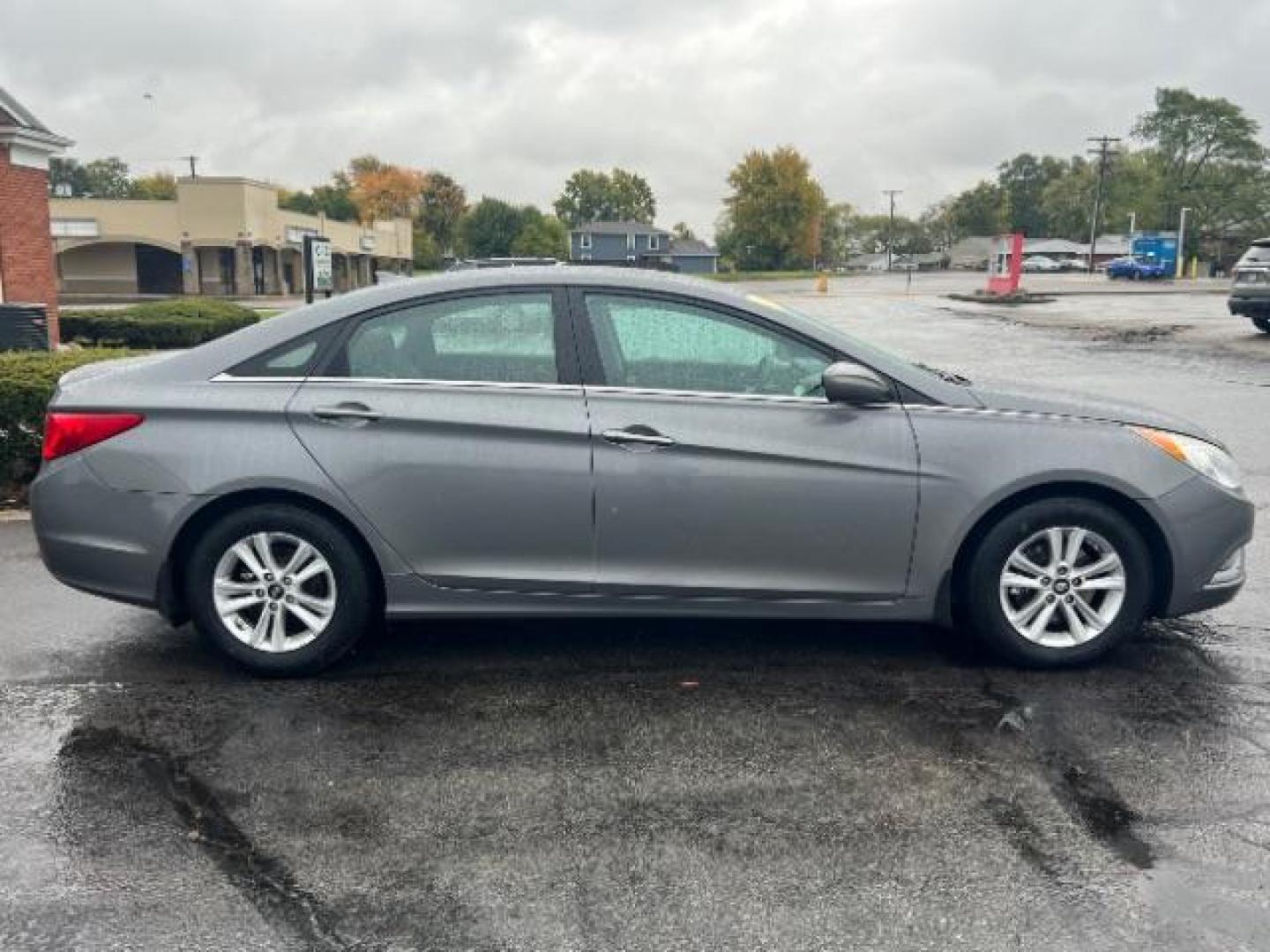 2013 Gray Hyundai Sonata GLS (5NPEB4AC5DH) with an 2.4L L4 DOHC 16V engine, 6-Speed Automatic transmission, located at 1230 East Main St, Xenia, OH, 45385, (937) 908-9800, 39.687321, -83.910294 - Photo#5