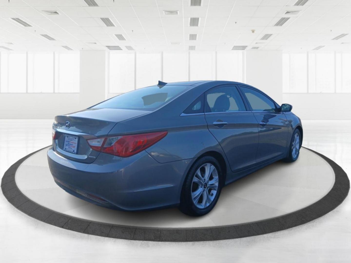 2013 Gray Hyundai Sonata Limited Auto (5NPEC4ACXDH) with an 2.4L L4 DOHC 16V engine, 6-Speed Automatic transmission, located at 1230 East Main St, Xenia, OH, 45385, (937) 908-9800, 39.687321, -83.910294 - Photo#2