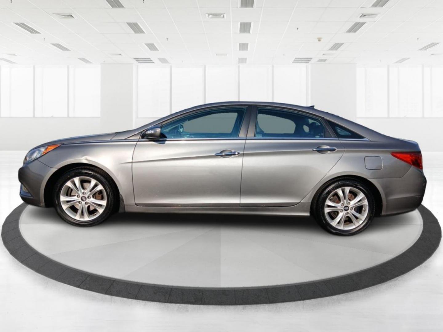 2013 Gray Hyundai Sonata Limited Auto (5NPEC4ACXDH) with an 2.4L L4 DOHC 16V engine, 6-Speed Automatic transmission, located at 1230 East Main St, Xenia, OH, 45385, (937) 908-9800, 39.687321, -83.910294 - Photo#5