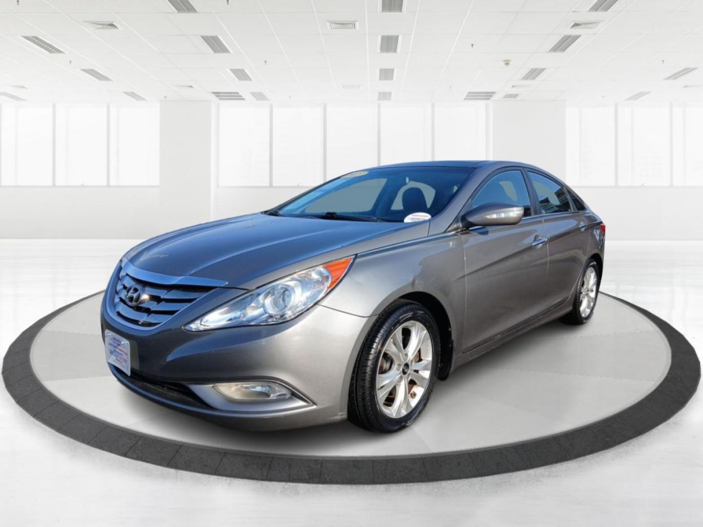 2013 Gray Hyundai Sonata Limited Auto (5NPEC4ACXDH) with an 2.4L L4 DOHC 16V engine, 6-Speed Automatic transmission, located at 1230 East Main St, Xenia, OH, 45385, (937) 908-9800, 39.687321, -83.910294 - Photo#7