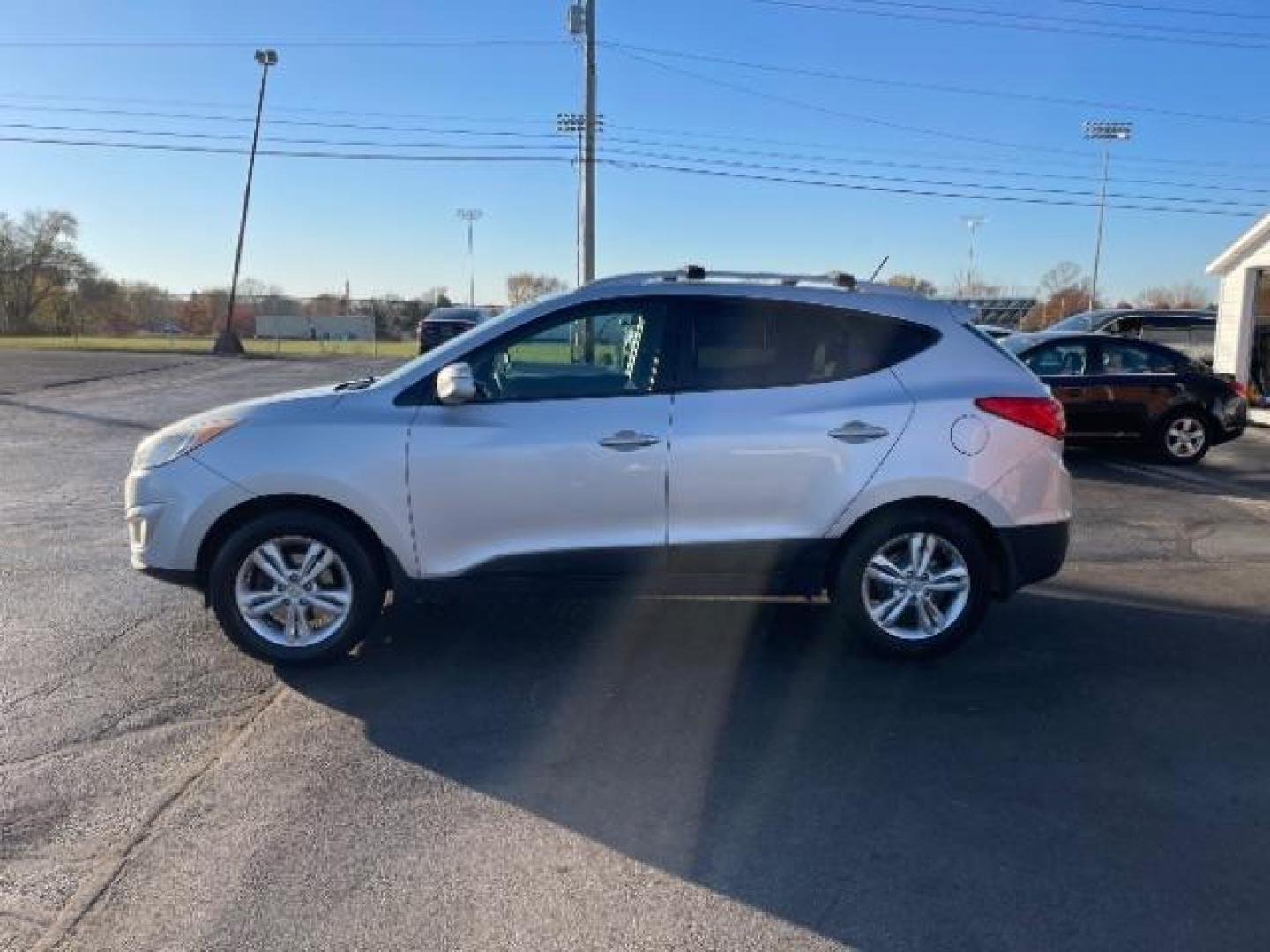 2013 Diamond Silver Metallic Hyundai Tucson GLS AWD (KM8JUCAC1DU) with an 2.4L L4 DOHC 16V engine, 6-Speed Automatic transmission, located at 1230 East Main St, Xenia, OH, 45385, (937) 908-9800, 39.687321, -83.910294 - Photo#2